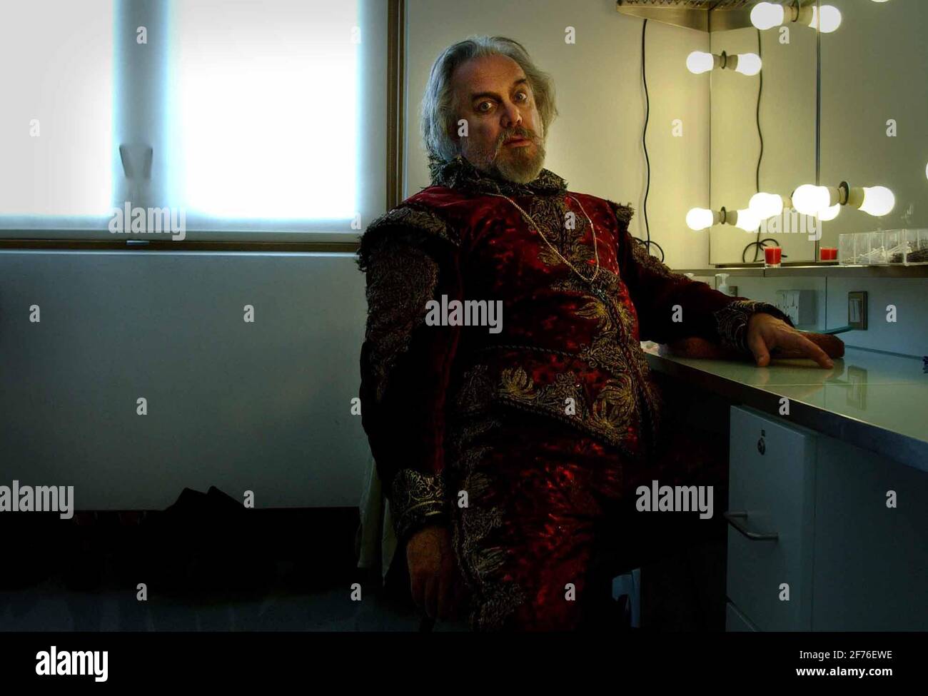 JOHN TOMLINSON ALS FAUST, IM ROYAL OPERA HOUSE, LONDON,28/9/04 PILSTON Stockfoto JOHN TOMLINSON ALS FAUST, IM ROYAL OPERA HOUSE, LONDON,28/9/04 PILSTON Stockfoto