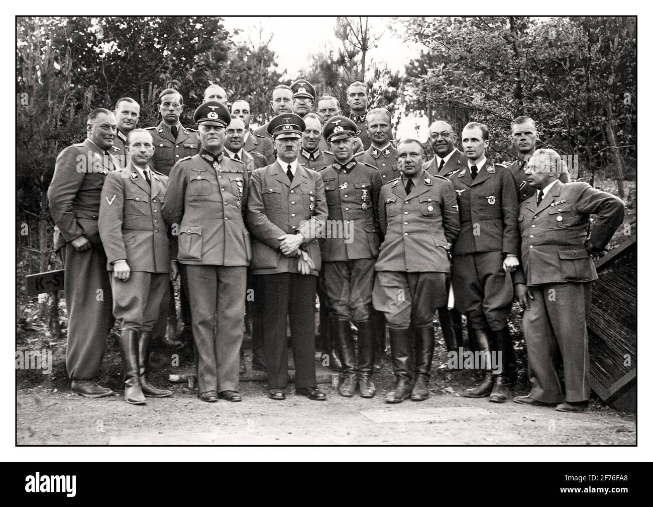 Nazi-Führerführer Hitler mit seinem Stab im Hauptquartier im Juni 1940 ließen sich Hitler und seine Gefolgsleute am Führerquartier fotografieren, es ist anzunehmen, dass dieses Foto in der Wolfsschanze (erbaut 1940–1942) aufgenommen wurde. Soweit von links nach rechts bekannt: SA-Obergruppenführer Wilhelm Brückner, OKH-Adjutant Major Engel, Reichspressechef Dr. Otto Dietrich, Hitlers behandelnder Arzt Dr. Karl Brandt, Chef des OKW-Oberst General Wilhelm Keitel, Luftwaffe-Adjutant Generalmajor [Karl] Bodenschatz, Adolf Hitler, Wehrmachtsadjutant Oberst Rudolf Schmundt, SS Stockfoto