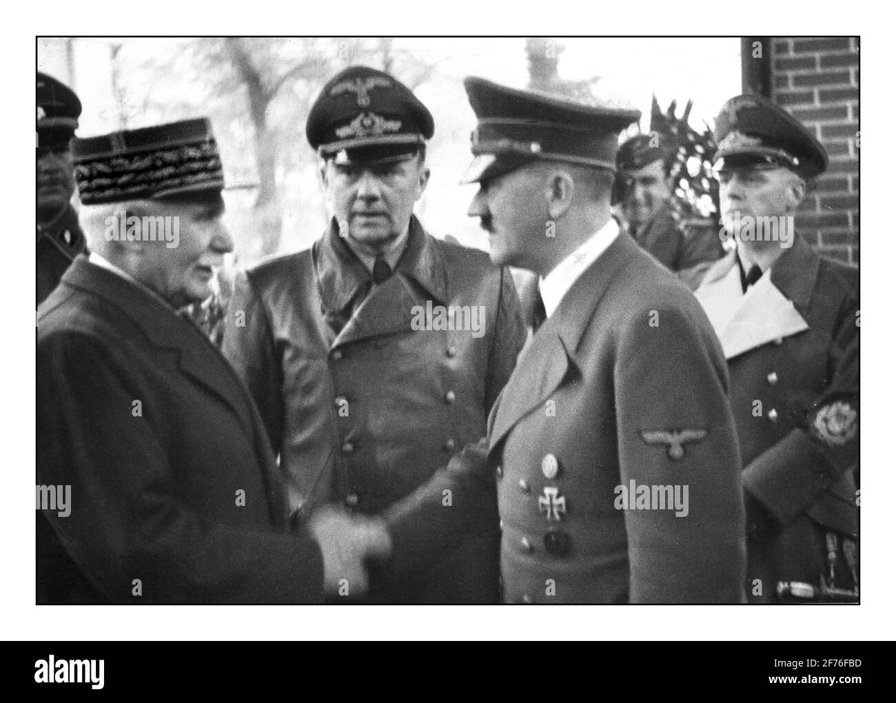 Hitler Petain Zweiter Weltkrieg 1939-45. Oktober 24, 1940 Adolf Hitler begrüßt den französischen Staatschef Henry Philippe Petain in Montoire-sur-le-Loir. In der Mitte, Chefdolmetscher, Gesandter Dr. Paul Schmidt. Auf der rechten Seite: Außenminister des Reiches Joachim von Ribbentrop. Stockfoto