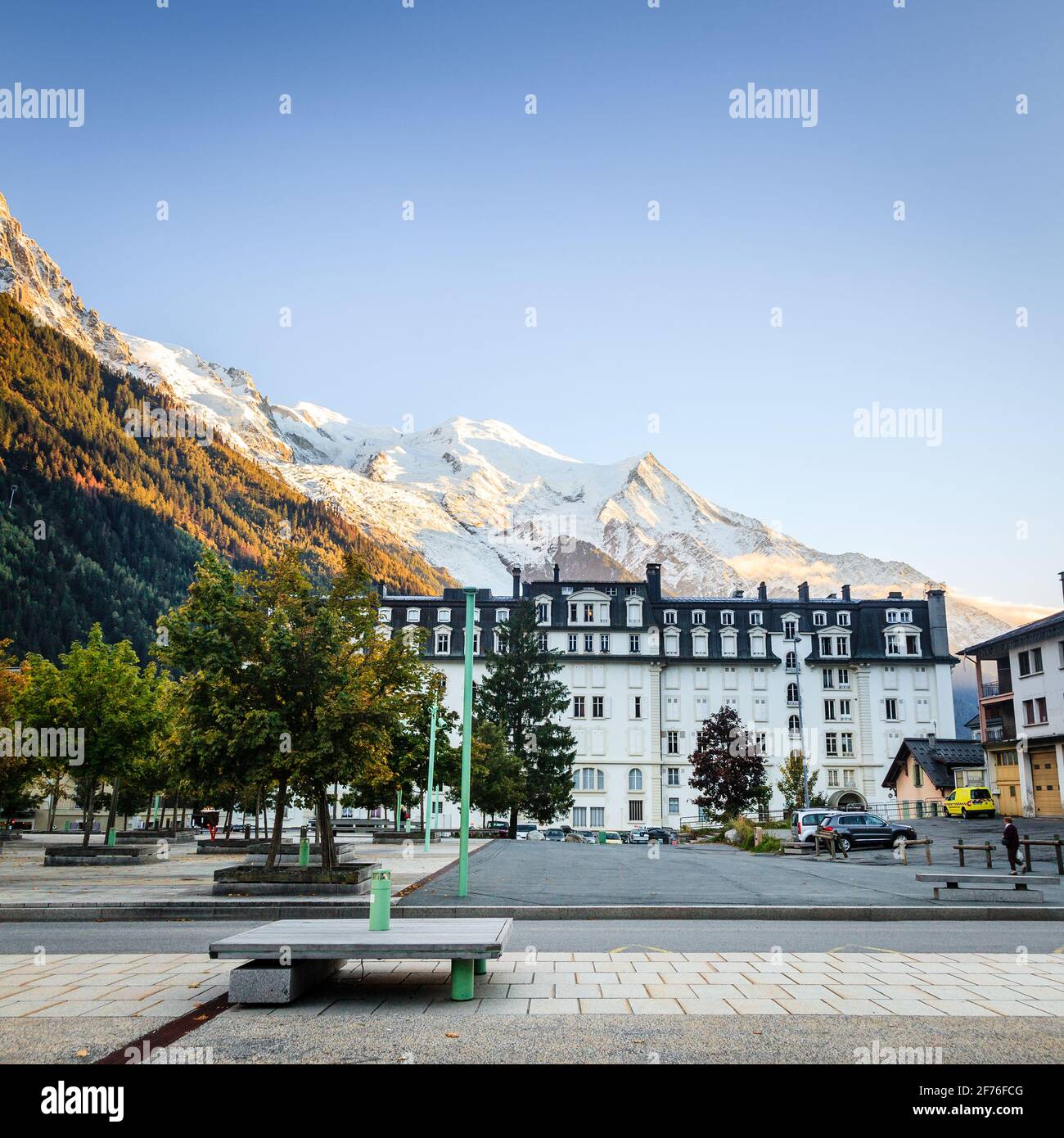 Chamonix, Frankreich, 24. September 2015: Alpinmuseum in Chamonix mit den Alpen im Hintergrund Stockfoto