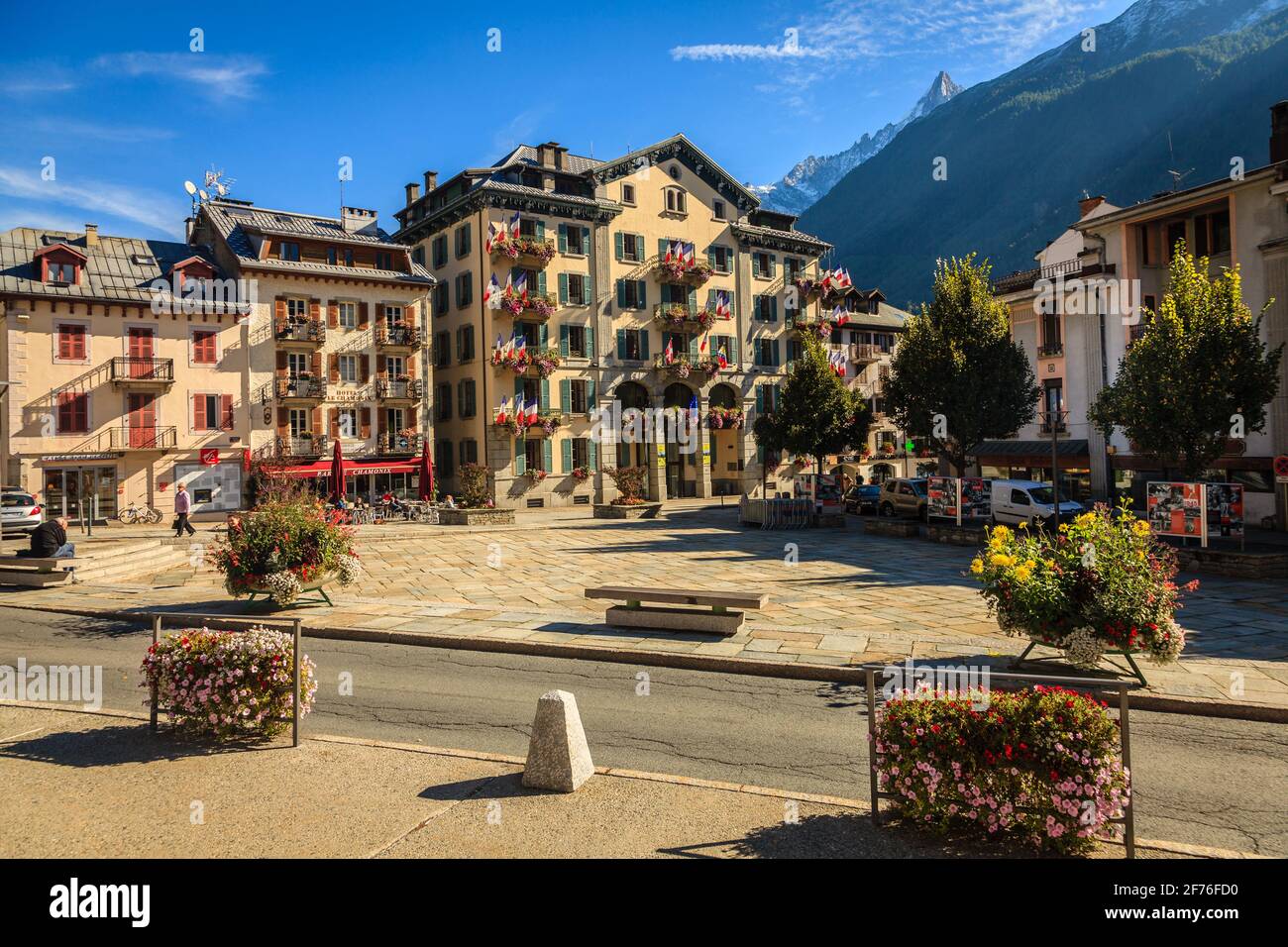 Chamonix, Frankreich, 25. September 2015: Ein Platz im Zentrum eines Skigebiets von Chamonix, Frankreich Stockfoto