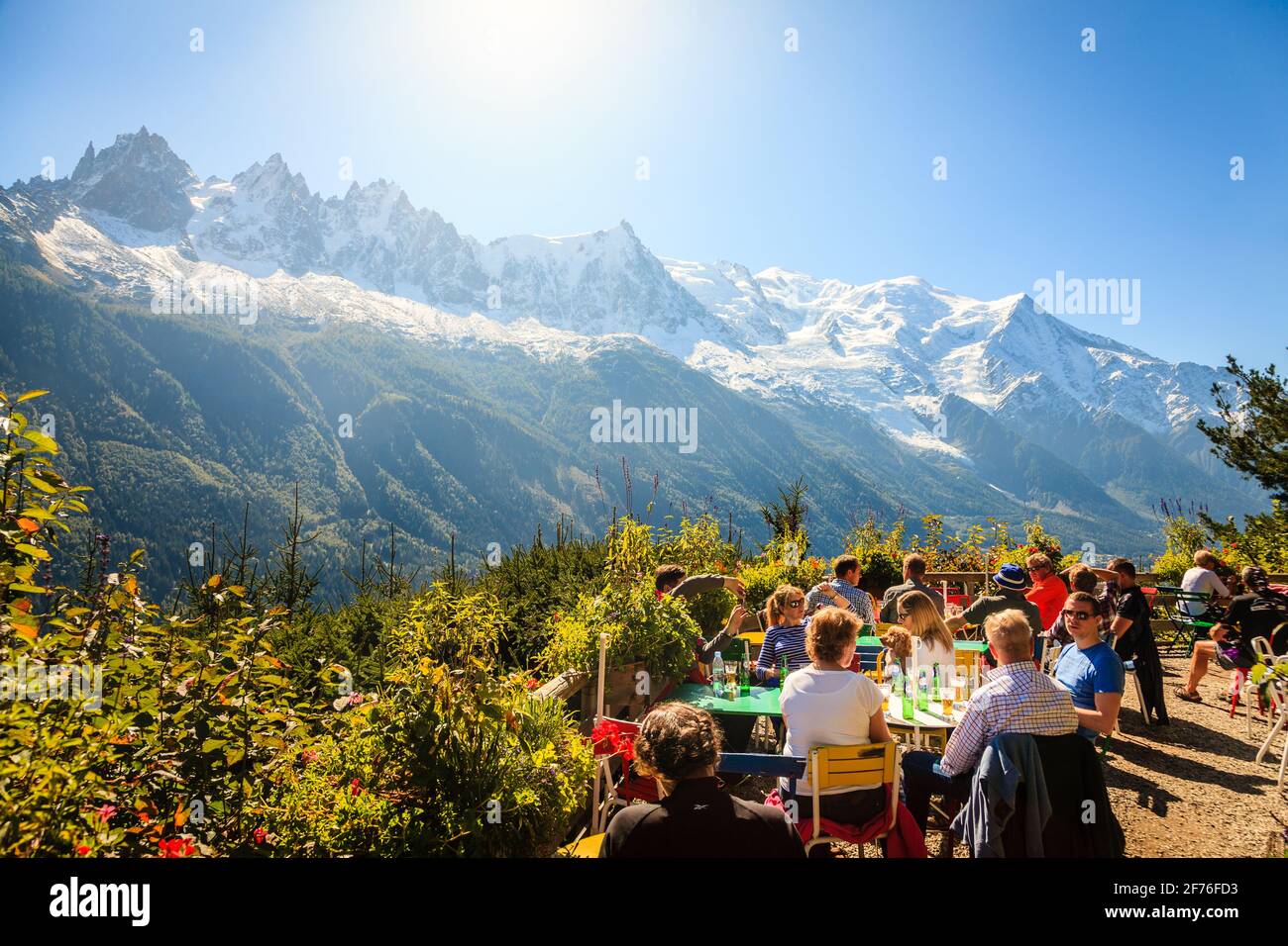 Chamonix, Frankreich, 25. September 2015: Ein Café im Freien auf einem Wanderweg mit einem malerischen Blick auf die französischen Alpen Stockfoto
