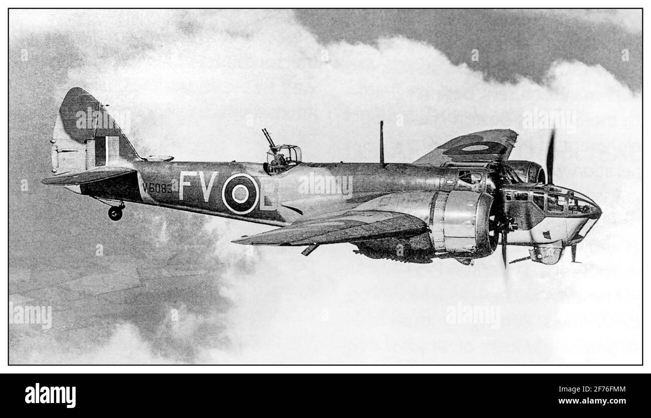 1940er-Krieg die Bristol Blenheim war ein britisches Leichtbomberflugzeug, das von der Bristol Airplane Company entworfen und gebaut wurde und in den frühen Tagen des Zweiten Weltkriegs ausgiebig eingesetzt wurde. Es wurde als interimistischer Langzeit- und Nachtjäger adaptiert, bis der Beaufighter verfügbar war. Es war eines der ersten britischen Flugzeuge, das eine Ganzmetall-Konstruktion mit gestresster Haut hatte, um einklappbare Fahrwerke, Klappen, einen angetriebenen Revolver und Propeller mit variablem Pitch zu verwenden. Stockfoto