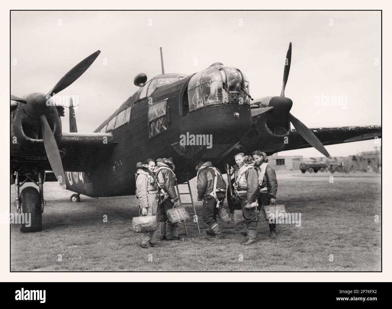 2. Weltkrieg 1942 Britisches RAF Bomber Command 2. Weltkrieg 'die wenigen' mutig Die britische RAF-Besatzung besteigen einen Bomber aus Wellington, der mit einem anderen beauftragt wurde Bombenmission über Nazi-Deutschland 1942 Zweiten Weltkrieg Stockfoto