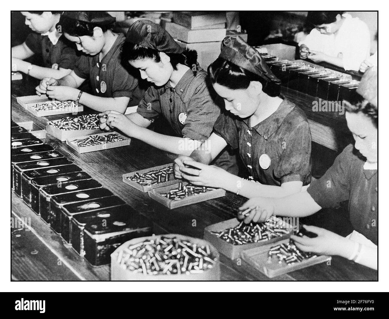 JAPAN WW2 FRAUEN KRIEGSARBEIT MUNITION RÜSTUNGEN 1941, JAPAN. WW2 Rüstungskriegsproduktion mit Frauen, die in einer japanischen Munitionsfabrik arbeiten. 2. Weltkrieg 2. Weltkrieg Stockfoto
