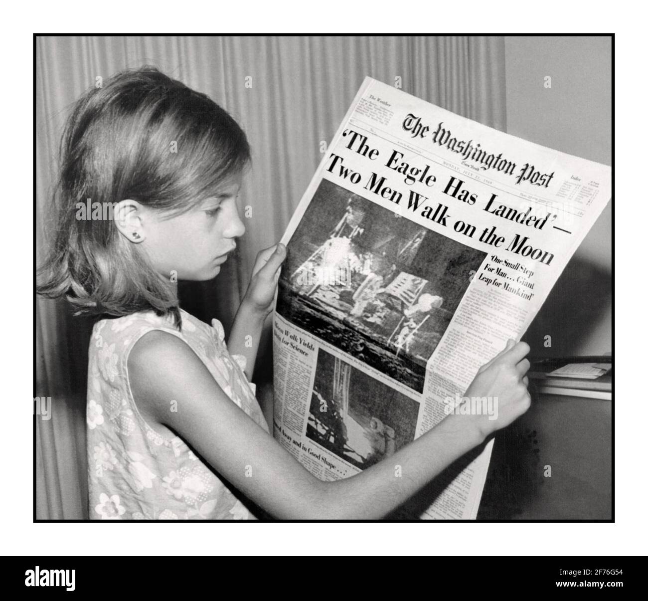 MONDLANDUNG 1969 SCHLAGZEILEN EIN Mädchen hält die Washington Post vom Montag, den 21. Juli 1969, in der es heißt: „der Adler hat zwei Männer auf dem Mond gelandet“ Stockfoto