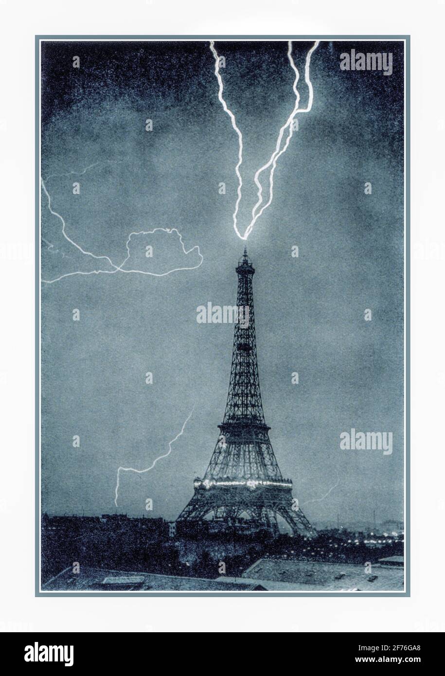 EIFFELTURM Blitzschlag auf den Eiffelturm, 3. Juni 1902, um 21:20 UHR Dies ist eine der frühesten Fotografien von Blitzen in einer urbanen Umgebung in: 'Donner und Blitzschlag', Camille Flammarion, übersetzt von Walter Mostyn, veröffentlicht 1906. Stockfoto