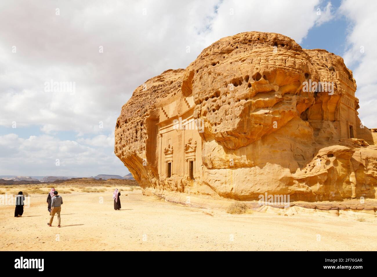 Al Ula, Saudi-Arabien, 19 2020. Februar: Saudische und westliche Touristen besuchen die Gräber von Jabal Al Ahmar, KSA Stockfoto