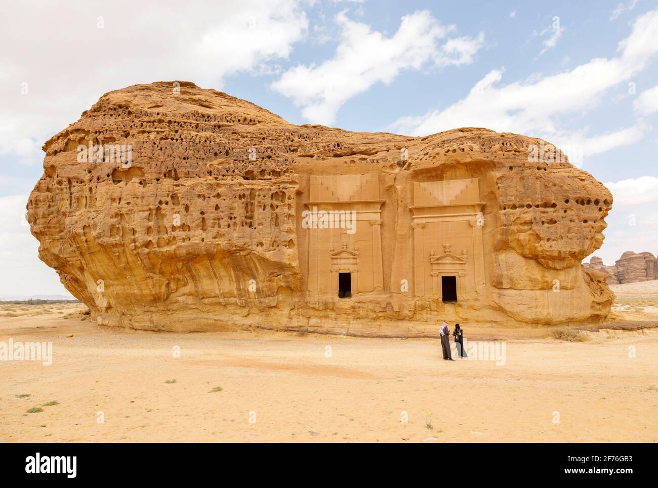 Al Ula, Saudi-Arabien, 19 2020. Februar: Zwei Saudis besuchen die Gräber von Jabal Al Ahmar, KSA Stockfoto