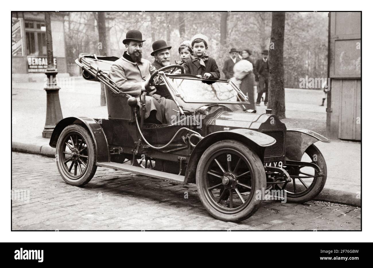 Vintage Brouhot Auto in der Pariser Straße 1910 mit 2 Männern und 2 Kindern in einem historischen Auto Paris France Automobiles G. Brouhot & Cie war ein französischer Hersteller von Autos und Motoren in den 1890er Jahren Stockfoto
