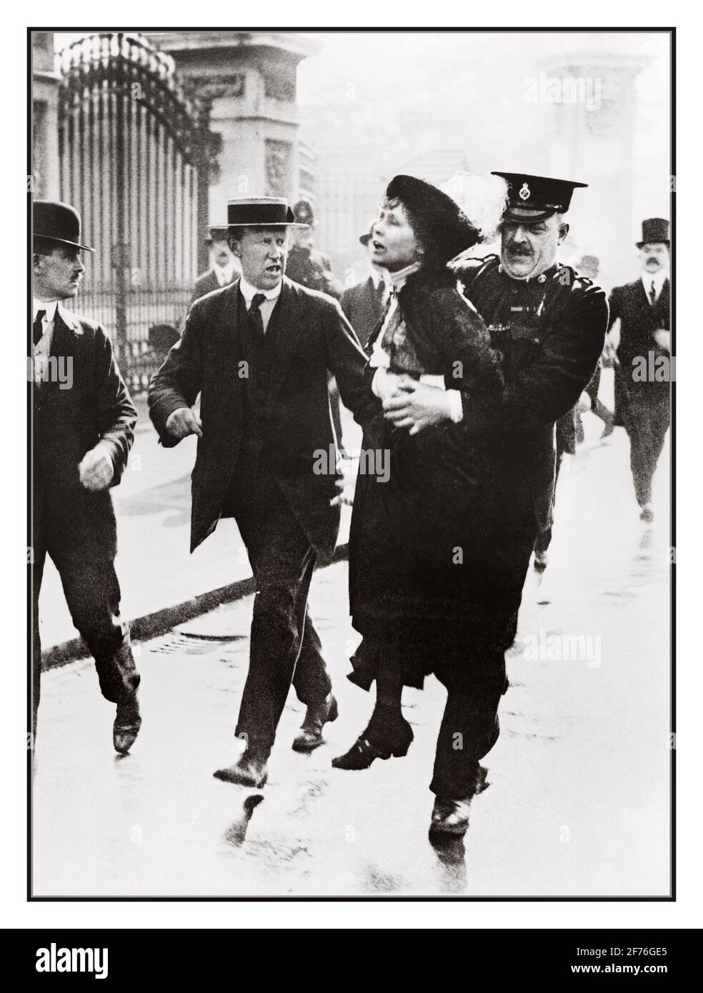 Frau Emmeline Pankhurst, Leiterin der Suffragette-Frauenbewegung, wird vor dem Buckingham Palace verhaftet, als sie im Mai 1914 versuchte, König George V eine Petition vorzulegen. Stockfoto