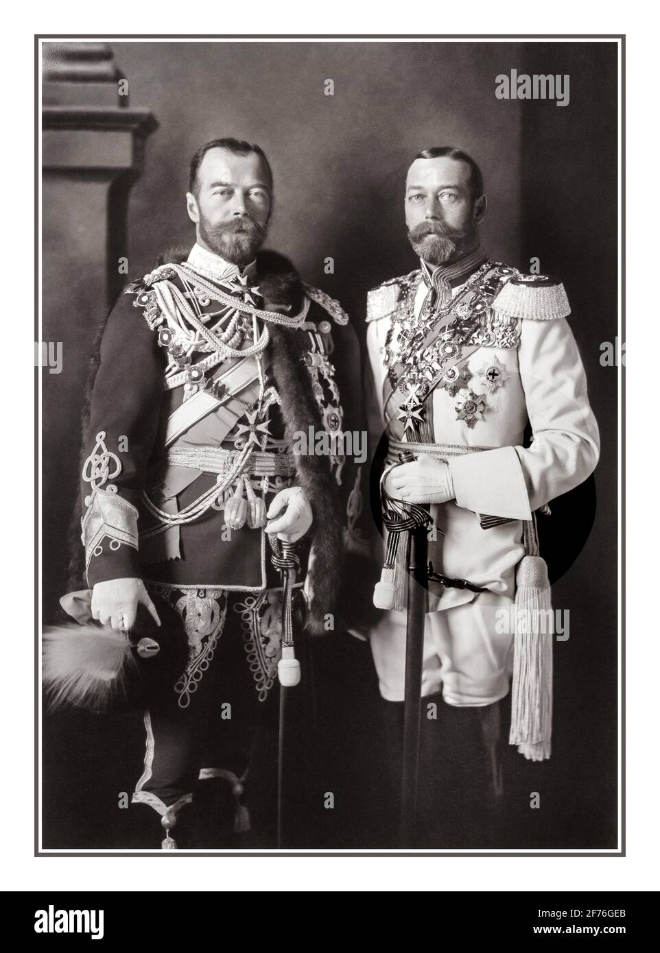 1900 russische und BRITISCHE Cousins Nicolas II ROMANOV (dunkle Uniform), letzter russischer Zar und George V (helle Uniform), erster britischer König der Windsor-Dynastie, Berlin, 1913. Stockfoto