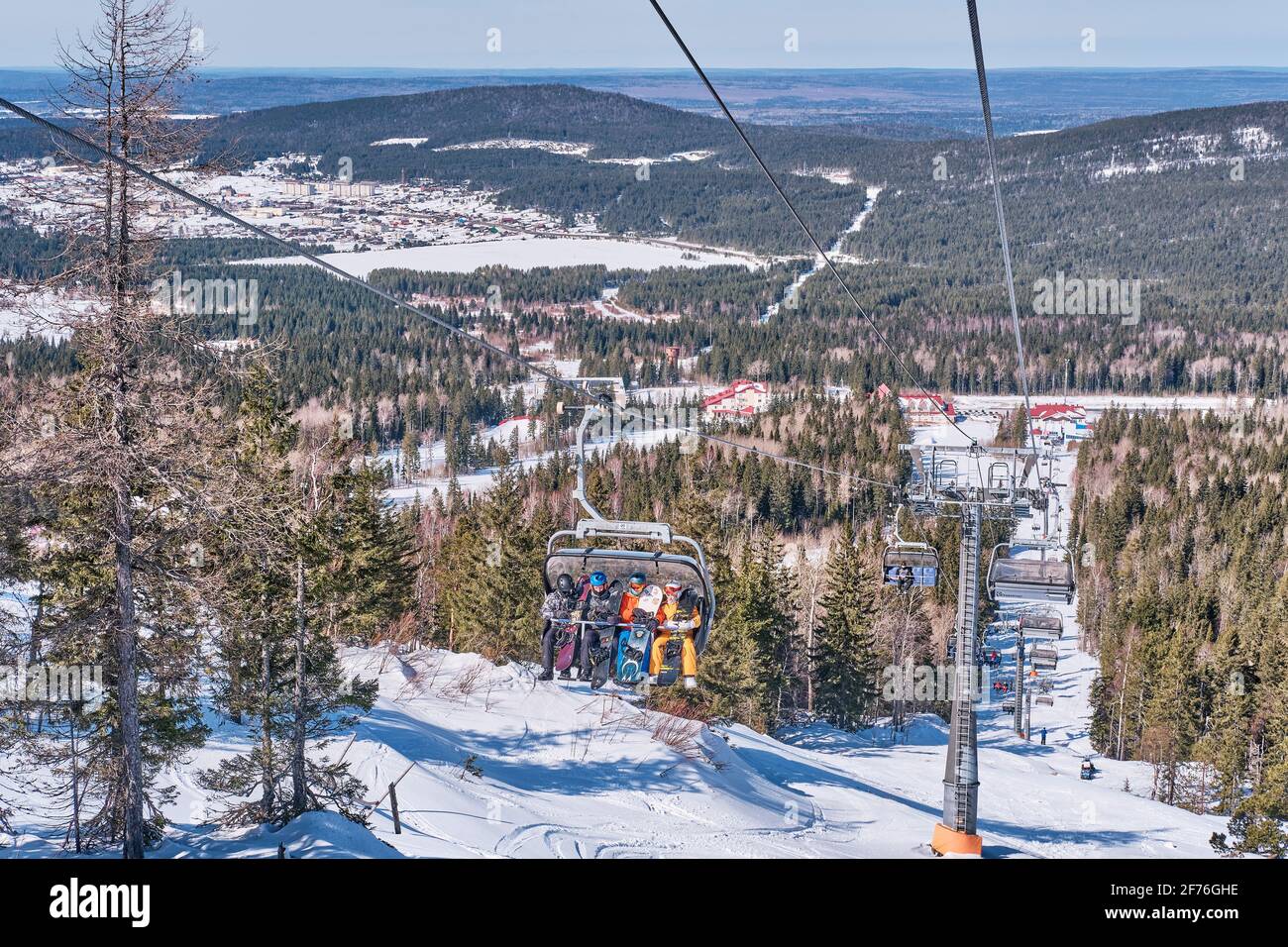 Nizhny Tagil, Russland - 3. April 2021: Wunderschöne Winterberglandschaft des Urals, Russland. Sessellift auf dem Mount Belaya oder White. Stockfoto