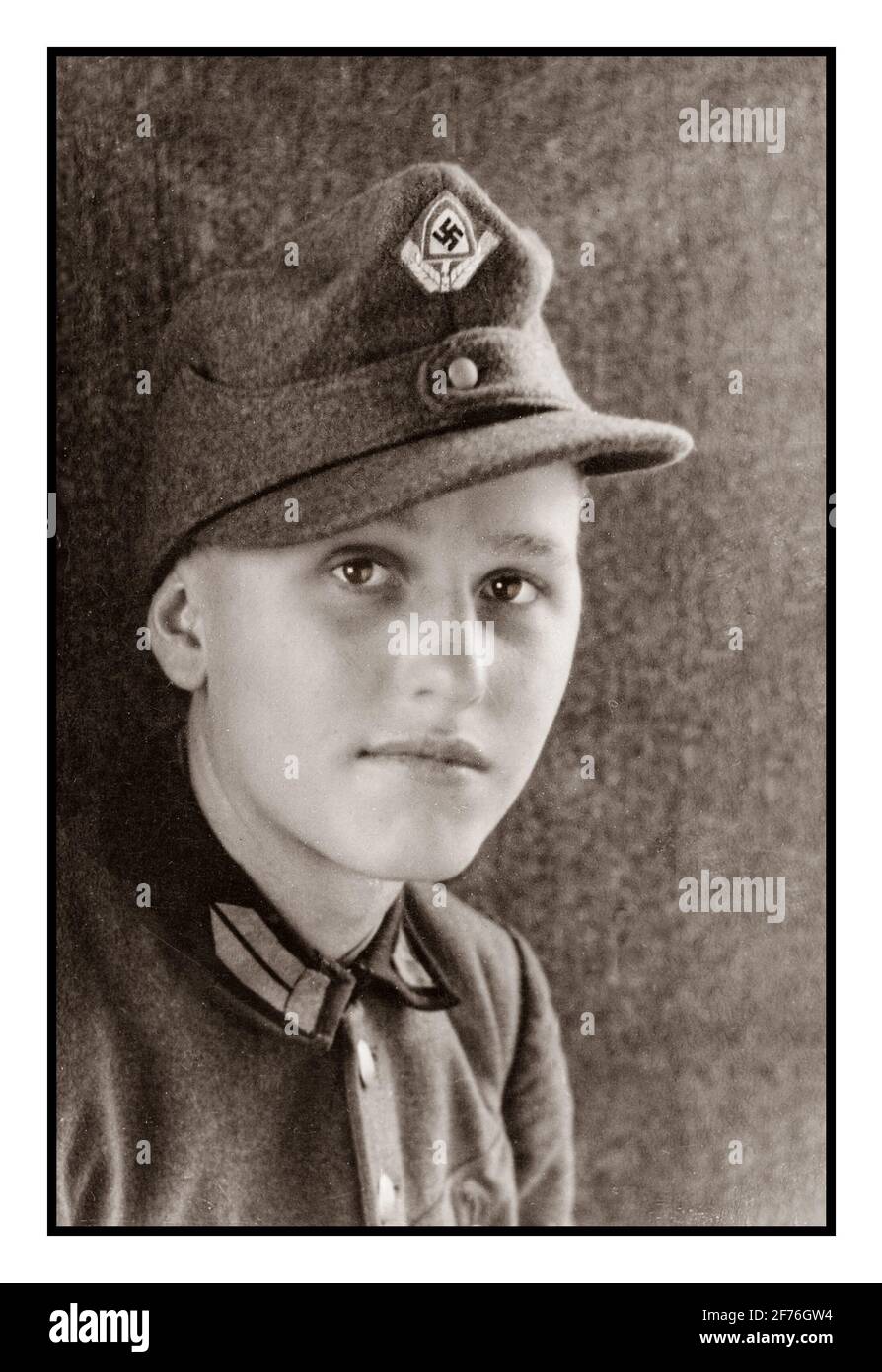 Rad NAZI-DEUTSCHLAND 1930er Jahre Portrait Teenager Boy Reichsarbeitsdienst Uniform des Nationalen Arbeitsdienstes mit Kopfschild mit Hakenkreuz-Emblem und Maisähren mit Spatensymbol WW2 Nazi-Deutschland Teenager Boy Reichsarbeitsdienst Volunteer Labor Force REICHSARBEITSDIENST Stockfoto