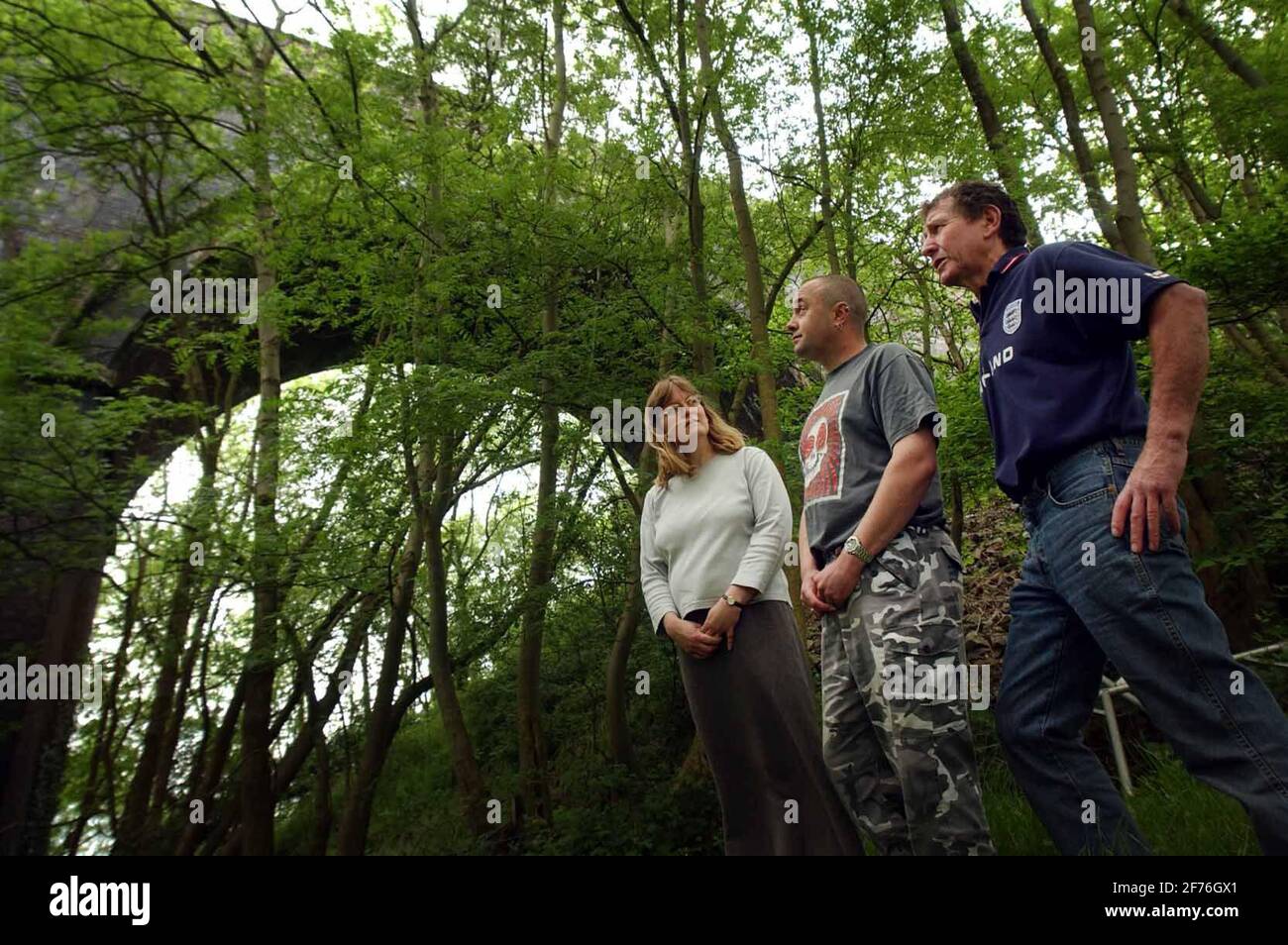 COUNCILERIN JOANNA WALLACE, LANDWIRT, TERRY SMITH UND BEWOHNER MIKE TUNNICLIFFE, DIE NEBEN DEM WINTERBOURNE VIADUKT VON DEN BÄUMEN LEBEN, DIE MIT DER NETZBAHN GEFÄLLT WERDEN SOLLEN. 20/5/04/PILSTON Stockfoto
