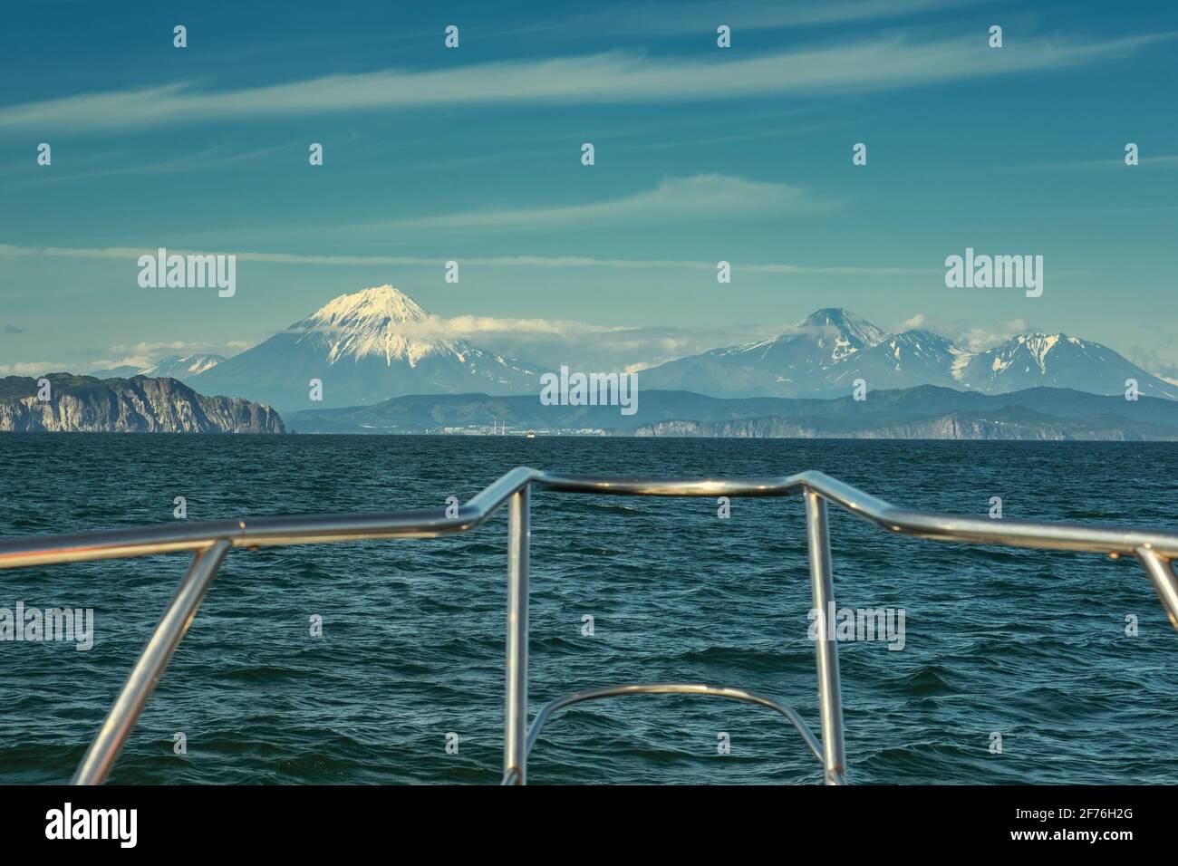 Auf dem Boot neben der Küste Kamtschatka Stockfoto