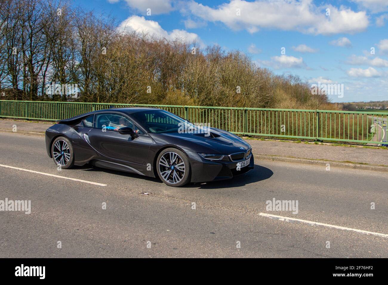 2015 grauer BMW i8 1499c Hybrid Electric; Fahrzeugverkehr, Fahrzeuge bewegen, Autos, Fahrzeug fahren auf britischen Straßen, Motoren, Fahren auf der Autobahn M6 Englisch Autobahn Straßennetz Stockfoto