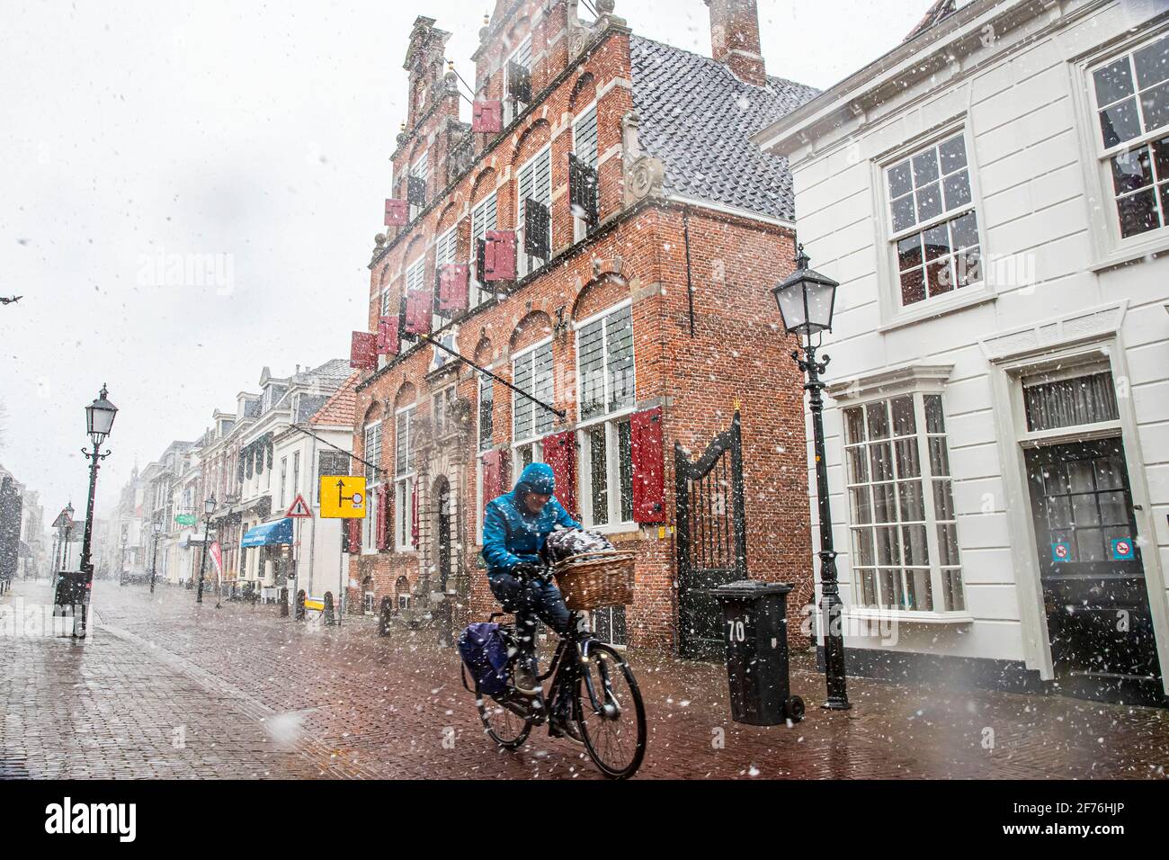 Voorburg, Niederlande. April 2021. Schnee in den Niederlanden am zweiten Ostertag in Voorburg, Niederlande, 5. April 2021. Quelle: Patrick van Katwijk//dpa/Alamy Live News Stockfoto