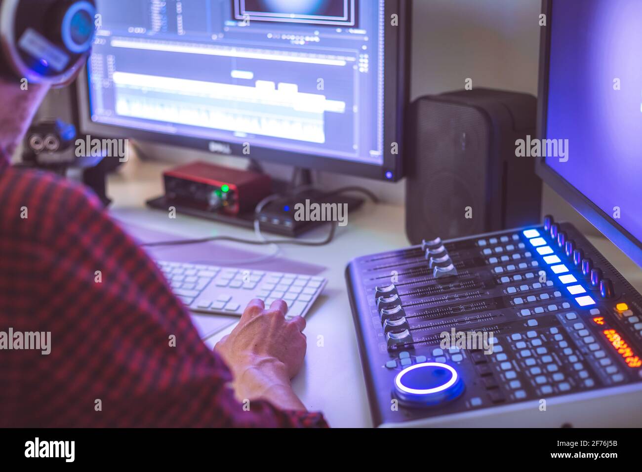 Videobearbeitungs-, Aufnahme- und Schneideraum mit Monitoren und Tonmischpult Stockfoto