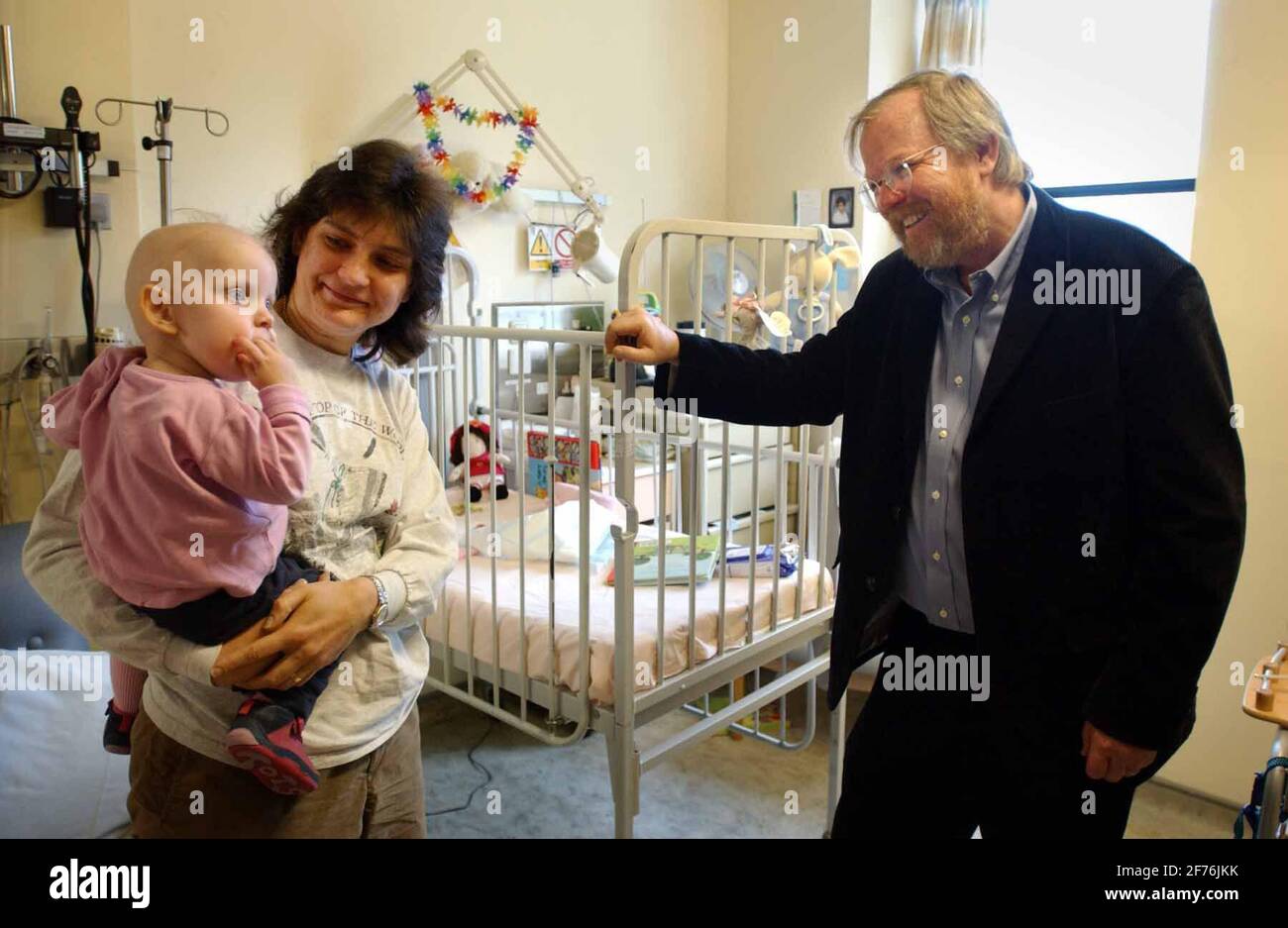 BILL BRYSON, DER SEIN AVENTIS-PREISGELD VON 10,000 AN DAS KRANKENHAUS GT ORMOND ST GESPENDET HATTE, MIT DER 18 MONATE ALTEN ELLEN UND IHRER MUTTER KATIE AUF DER LÖWENSTATION IN DER ONKOLOGIE-ABTEILUNG DES HOSPIPTAL THE AVENTIS FOUNDATION, WAREN SO BEEINDRUCKT VON BRYSON'S GESTE, DASS SIE DER SPENDE ENTSPRACHEN.23/6/04 PILSTON Stockfoto