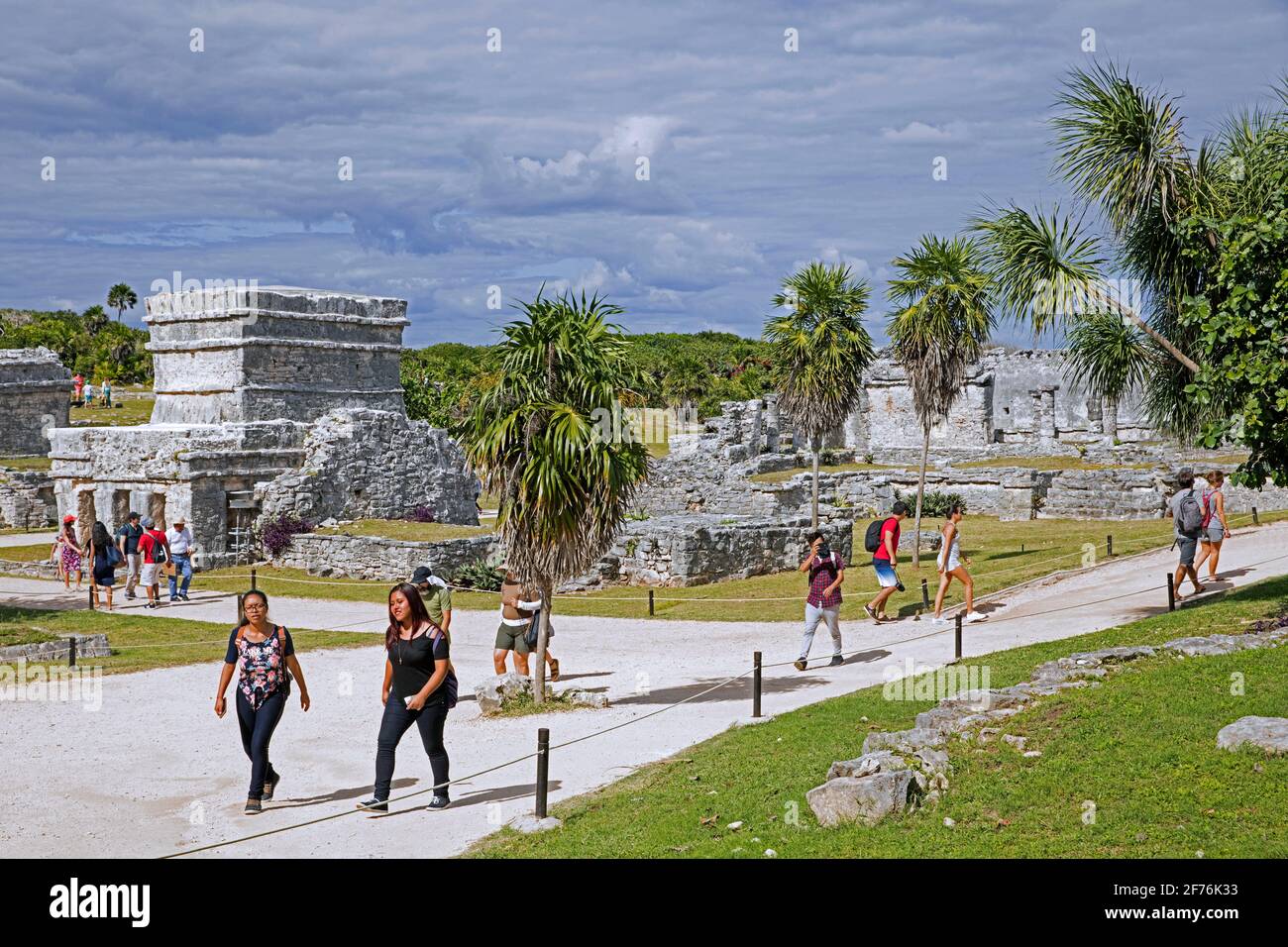 Touristen, die die alten Maya-Ruinen und den Freskentempel in Tulum, der präkolumbianischen Stadt mit Maya-Mauern, Quintana Roo, Halbinsel Yucatán, Mexiko besuchen Stockfoto