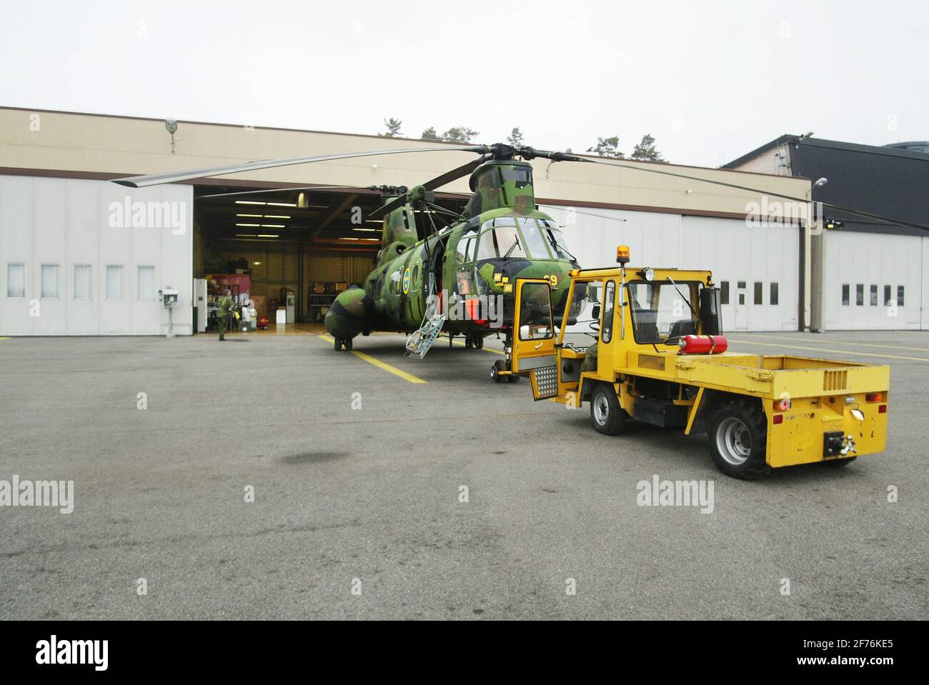 Der Hubschrauber 4 der schwedischen Luftwaffe, HKP 4, Boeing Vertol 107, wird aus dem Hangar des Marinestützpunktes Berga ausgerollt. HKP 4 wurde bei U-Boot-Jagden und Rettungseinsätzen wie der Estonia-Katastrophe eingesetzt. Stockfoto
