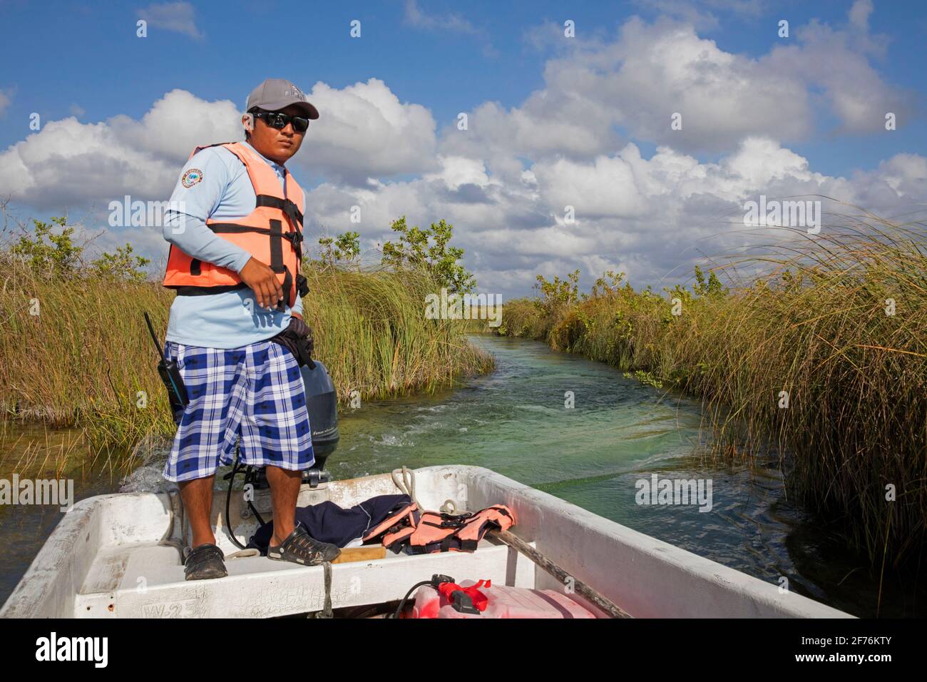 Führer im Touristenboot während der Wildtiertour im Biosphärenreservat Sian Ka'an, Riviera Maya, Tulum, Quintana Roo, Yucatán Halbinsel, Mexiko Stockfoto