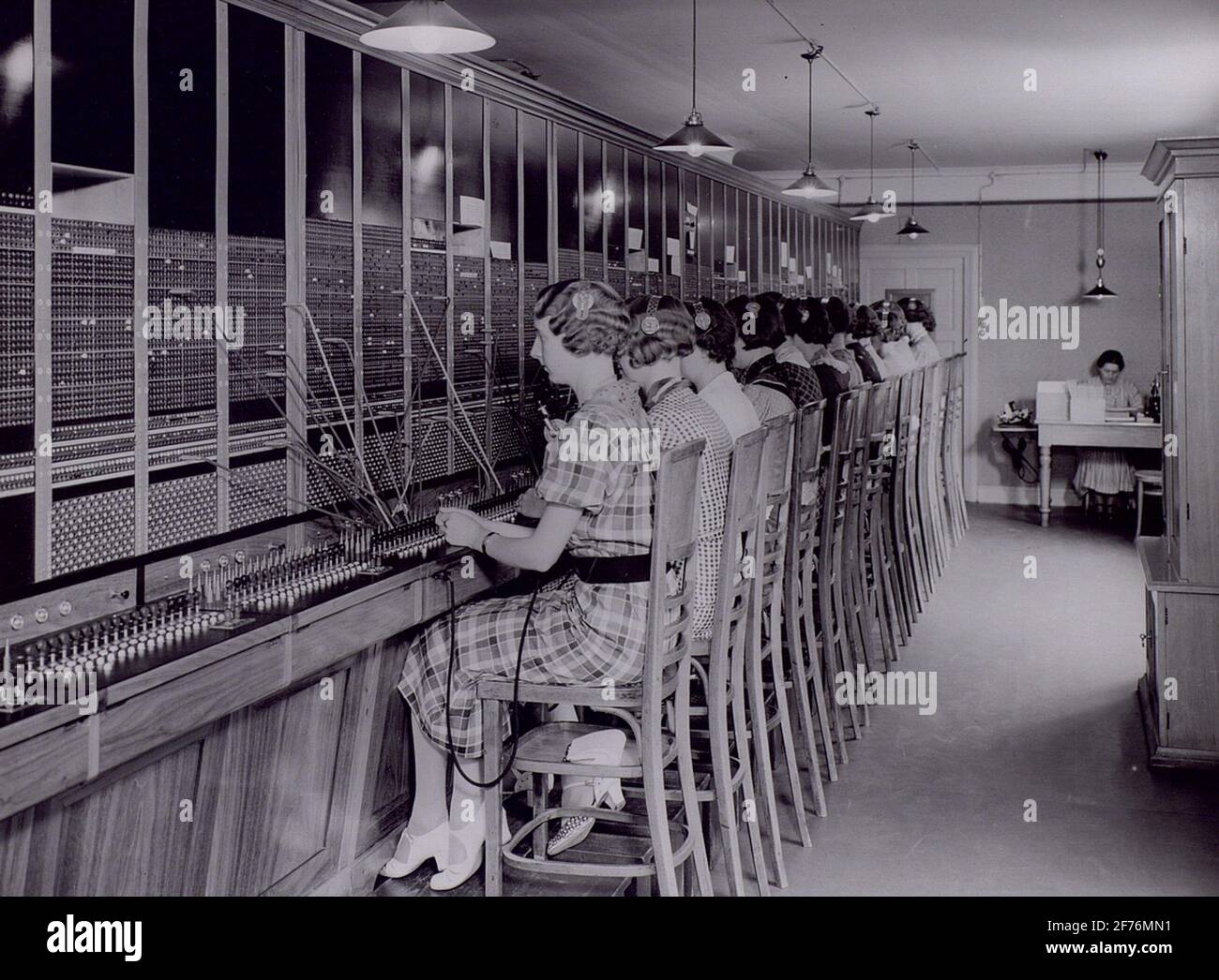 Alte manuelle Telefonstation von enskede. Wechseln zwischen Tabellen. Stockfoto