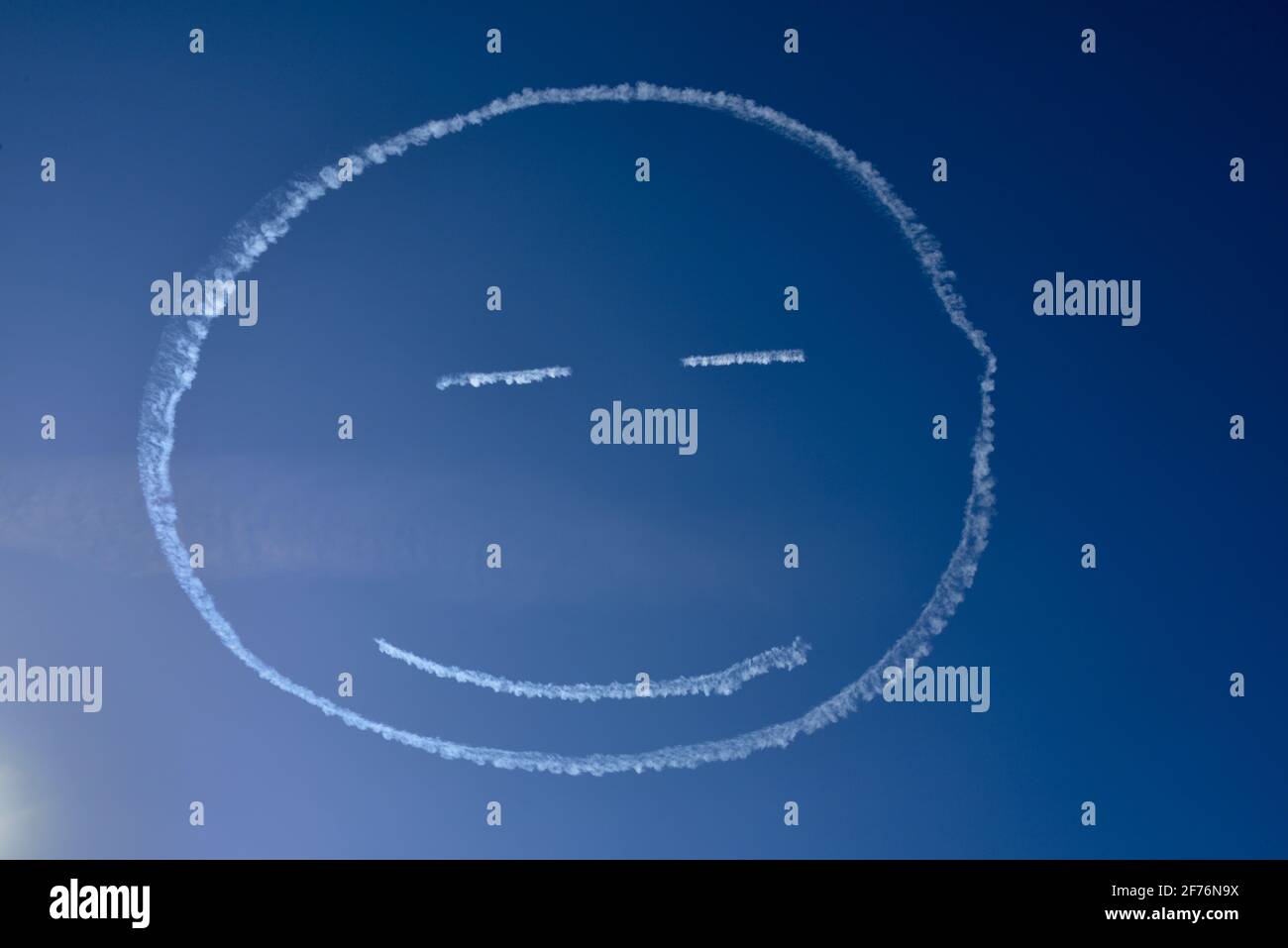 Smiley-Gesicht in Himmel von einem kleinen Flugzeug über der Stadt Bristol, Großbritannien geschrieben Stockfoto