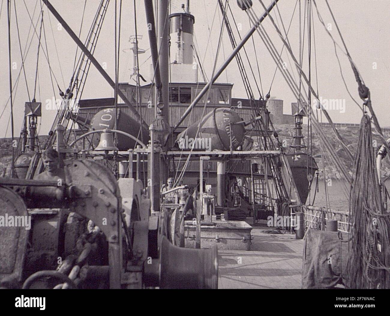 Lagern Sie Nordiskes Kabelschiffe 'Eduard Swensson' auf der letzten Reise nach Marstrand, wo das England-Kabel - die letzte links - einfährt. Stockfoto