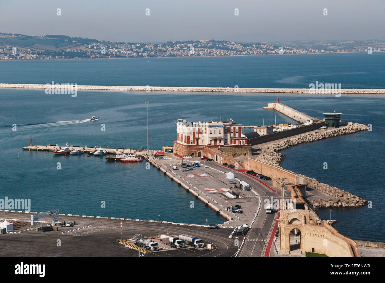 Anconara, Italien - September, 10 2018: Luftaufnahme des Hafens von Anconara, des Gebäudes der Küstenwache und des Roten Leuchtturms. Heller Sommertag, Reisekonzept Stockfoto