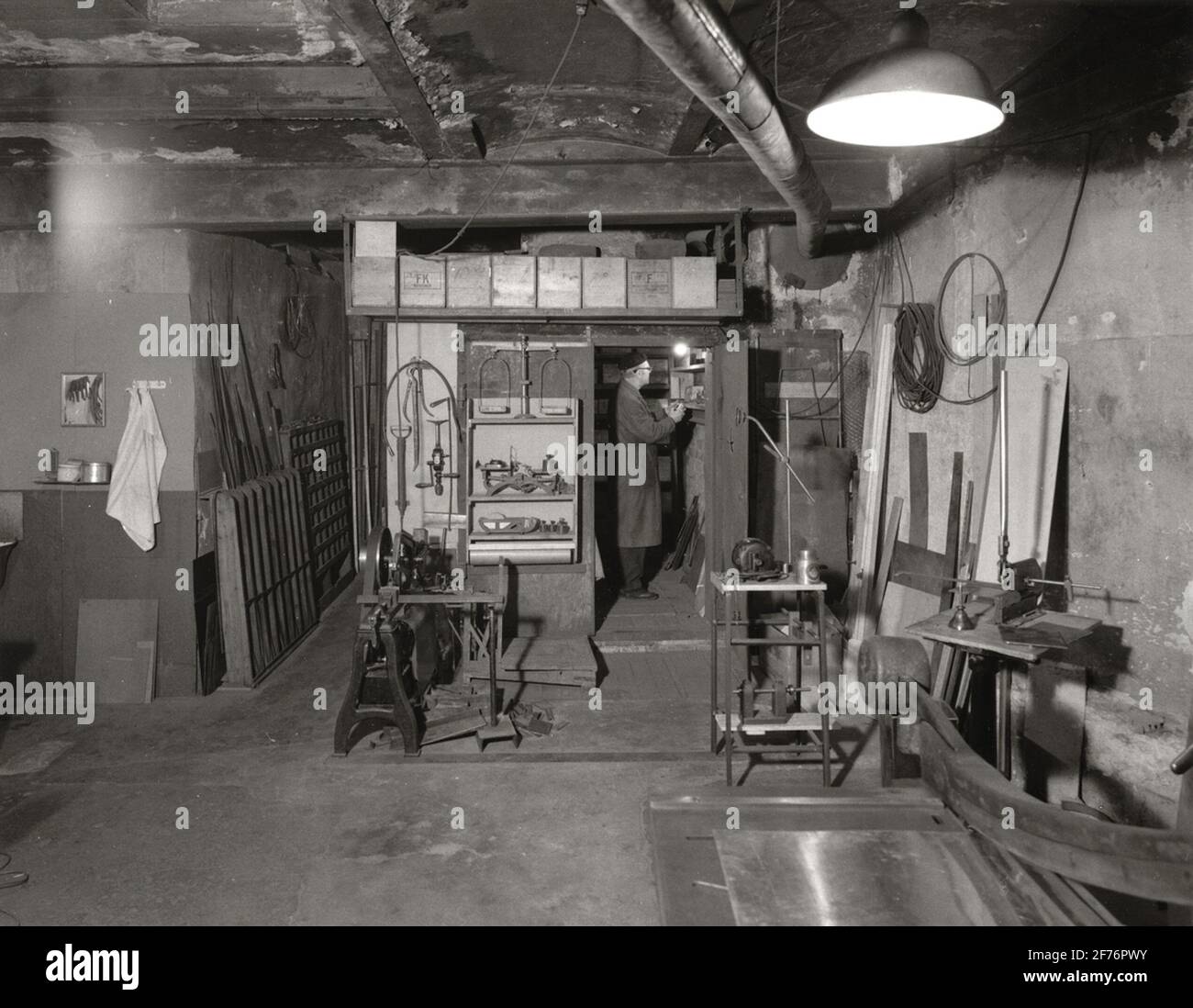 Die mechanische Werkstatt von Albin Sjöström. Ein Raum der Werkstatt von Entre'n aus gesehen Hersteller Sjöström im Werkstattlager. Zur linken Kaltscheige. Stockfoto