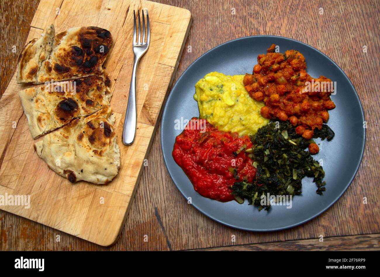 Beenden Sie die Überreste eines indischen Take Away übrig Curry mit nann Brot Stockfoto