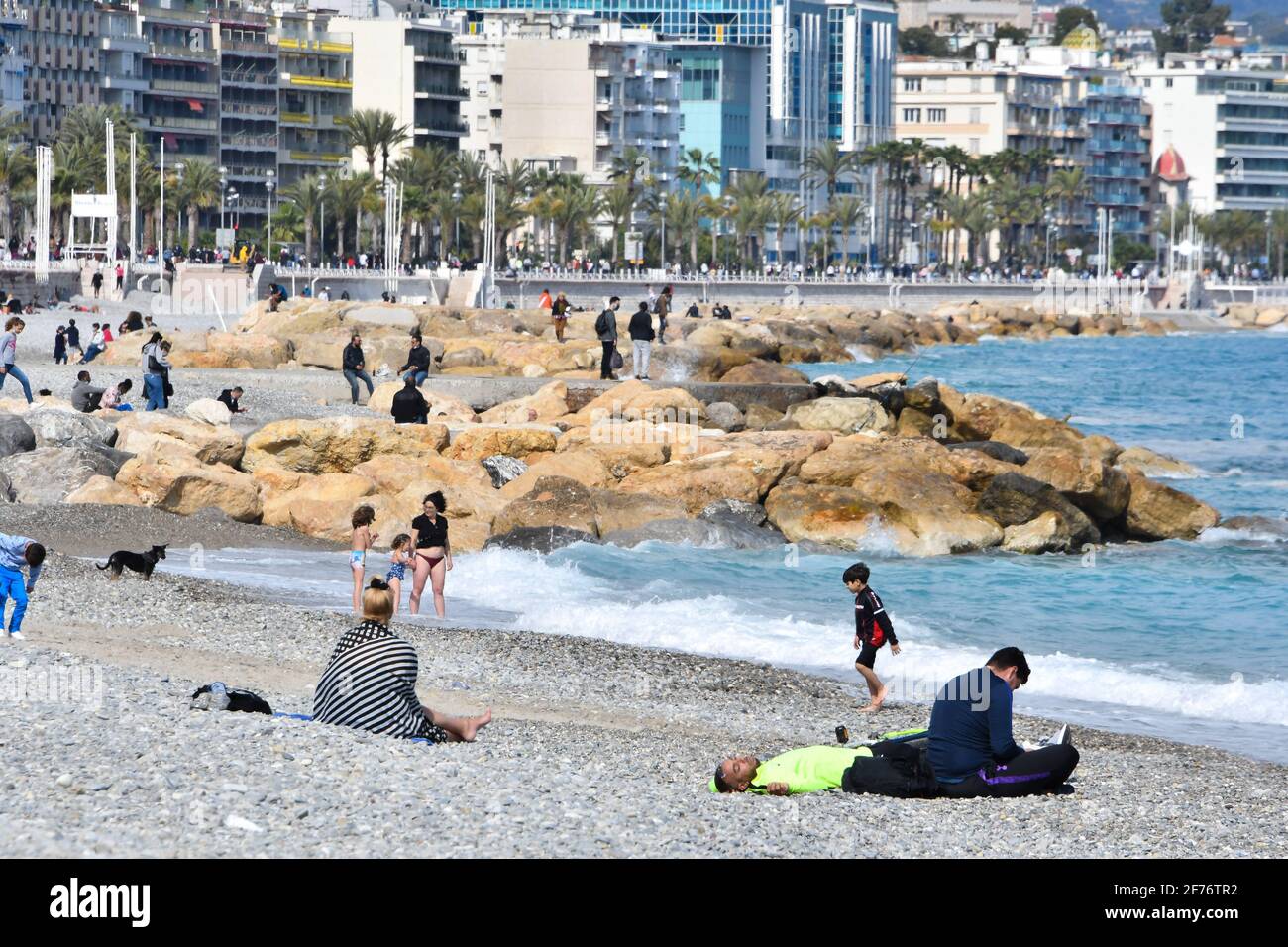 Ab diesem Wochenende gelten in Frankreich neue Eindämmungsmaßnahmen. Diese dritte Einengung ist flexibler als die vorherigen Ausgaben: Es ist jetzt möglich, innerhalb eines Radius von zehn Kilometern ohne zeitliche Begrenzung zu laufen, wie er am 5. April 2021 in Nizza, Frankreich, seine Vertreibungsbescheinigung vorlegte. Foto von Lionel Urman / ABACAPRESS.COM Stockfoto