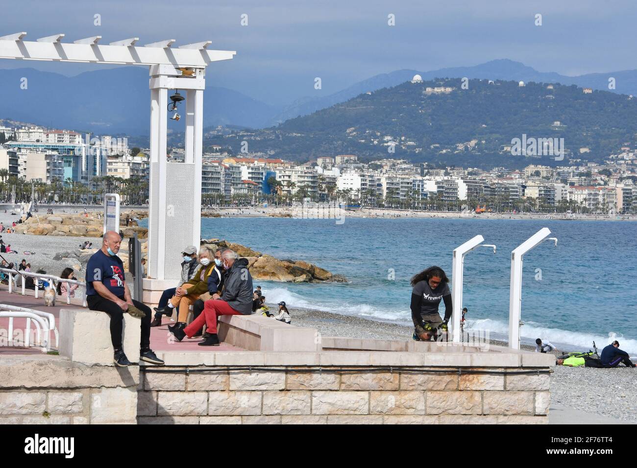 Ab diesem Wochenende gelten in Frankreich neue Eindämmungsmaßnahmen. Diese dritte Einengung ist flexibler als die vorherigen Ausgaben: Es ist jetzt möglich, innerhalb eines Radius von zehn Kilometern ohne zeitliche Begrenzung zu laufen, wie er am 5. April 2021 in Nizza, Frankreich, seine Vertreibungsbescheinigung vorlegte. Foto von Lionel Urman / ABACAPRESS.COM Stockfoto