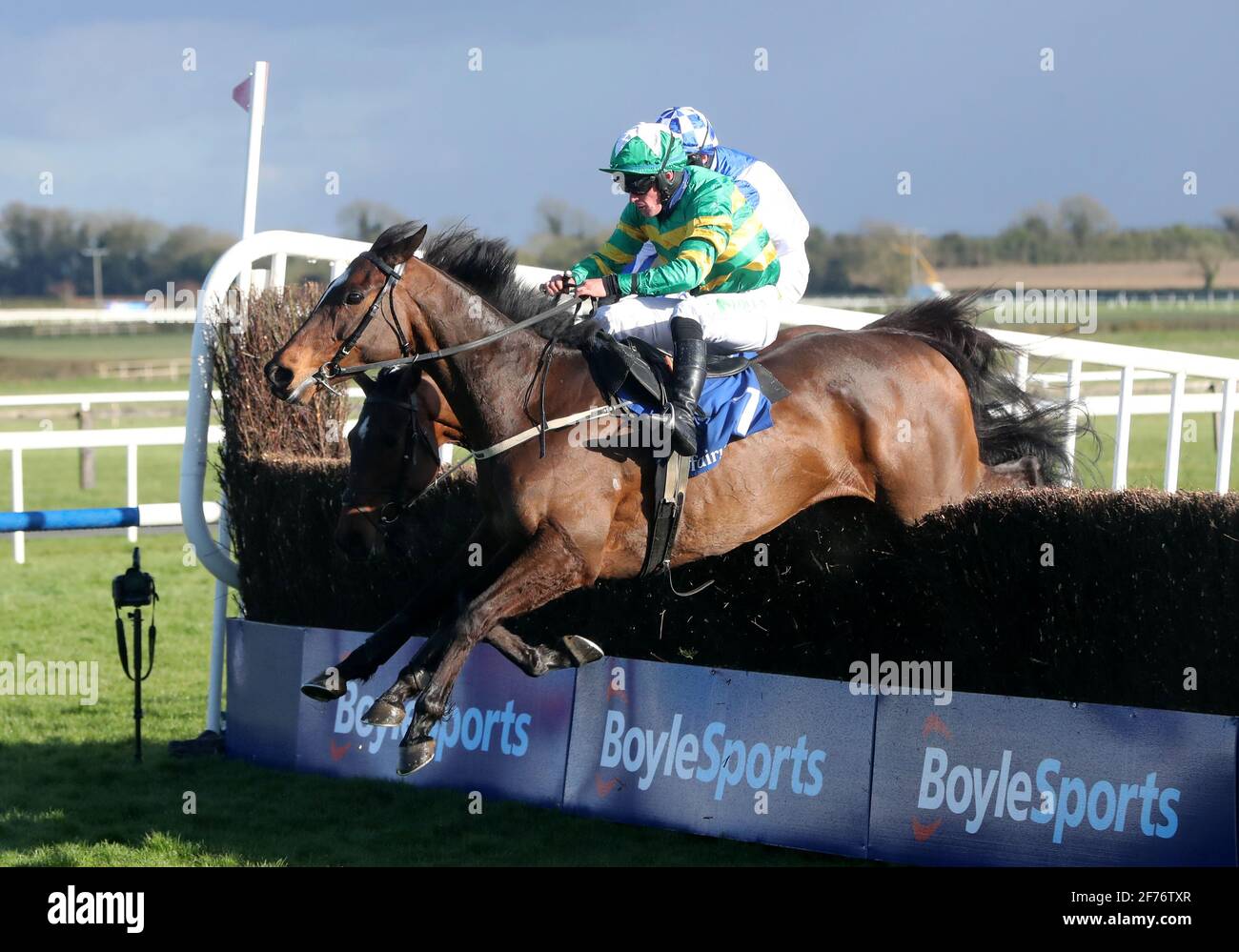 Uisce Beatha unter Simon Torrens gewinnt beim Fairyhouse Easter Festival 2021 auf der Fairyhouse Racecourse in Irland den Fred Kenny Lifetime Service to Racing Handicap Chase. Bilddatum: Montag, 5. April 2021. Stockfoto