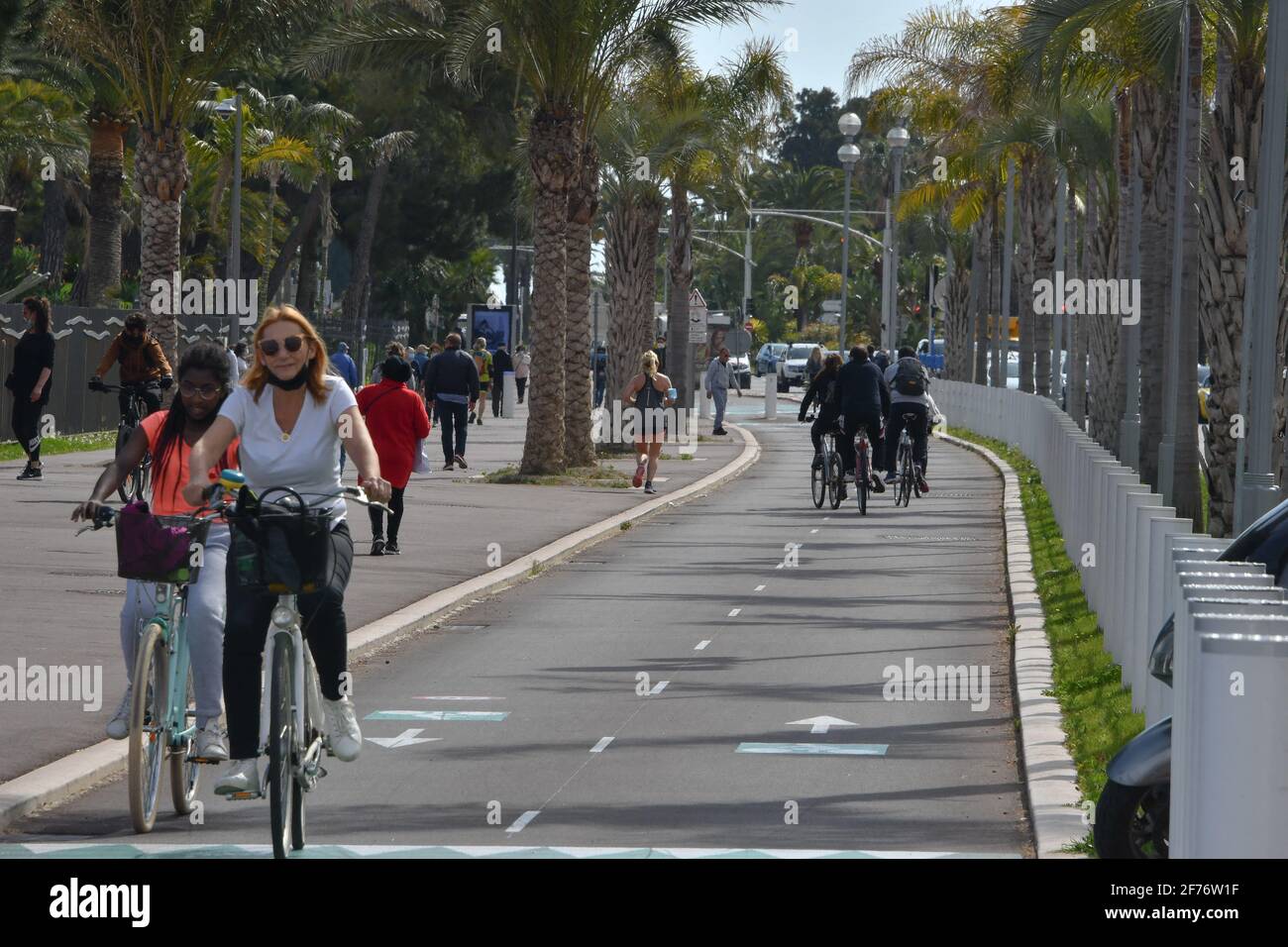 Ab diesem Wochenende gelten in Frankreich neue Eindämmungsmaßnahmen. Diese dritte Einengung ist flexibler als die vorherigen Ausgaben: Es ist jetzt möglich, innerhalb eines Radius von zehn Kilometern ohne zeitliche Begrenzung zu laufen, wie er am 5. April 2021 in Nizza, Frankreich, seine Vertreibungsbescheinigung vorlegte. Foto von Lionel Urman / ABACAPRESS.COM Stockfoto