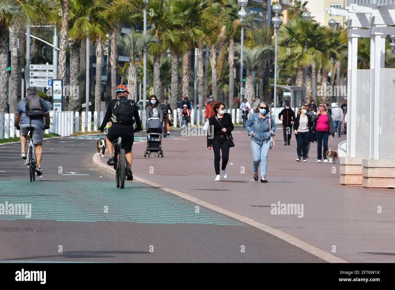 Ab diesem Wochenende gelten in Frankreich neue Eindämmungsmaßnahmen. Diese dritte Einengung ist flexibler als die vorherigen Ausgaben: Es ist jetzt möglich, innerhalb eines Radius von zehn Kilometern ohne zeitliche Begrenzung zu laufen, wie er am 5. April 2021 in Nizza, Frankreich, seine Vertreibungsbescheinigung vorlegte. Foto von Lionel Urman / ABACAPRESS.COM Stockfoto