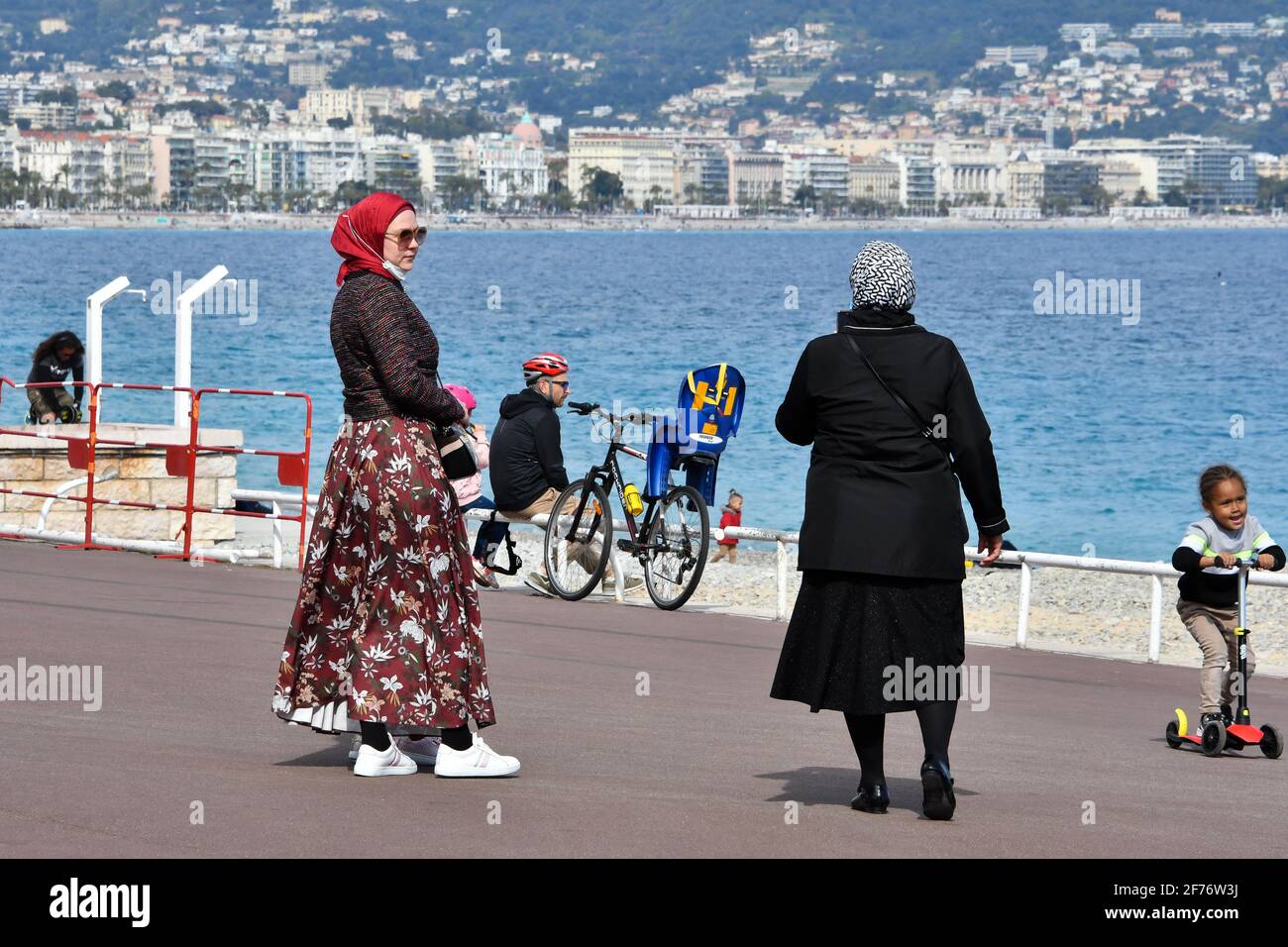 Ab diesem Wochenende gelten in Frankreich neue Eindämmungsmaßnahmen. Diese dritte Einengung ist flexibler als die vorherigen Ausgaben: Es ist jetzt möglich, innerhalb eines Radius von zehn Kilometern ohne zeitliche Begrenzung zu laufen, wie er am 5. April 2021 in Nizza, Frankreich, seine Vertreibungsbescheinigung vorlegte. Foto von Lionel Urman / ABACAPRESS.COM Stockfoto