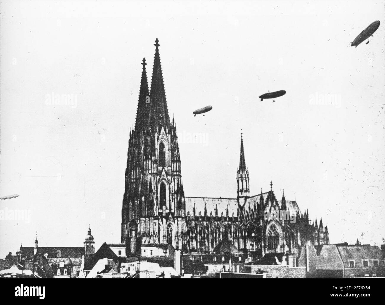 Skiopticone-Bild mit Motiven von Luftschiffen über dem Kölner Dom.Vy aus dem Süden. Im Hintergrund TV St Andreas. Stockfoto