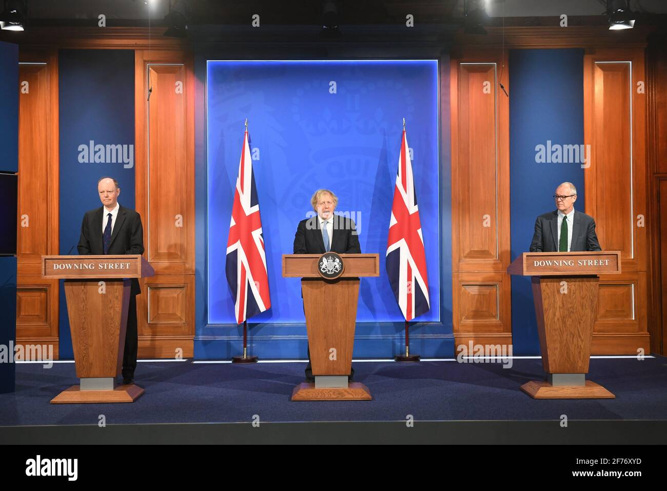 (Von links nach rechts) Professor Chris Whitty, Chief Medical Officer, Premierminister Boris Johnson und der wissenschaftliche Chefberater Sir Patrick Vallance, während einer Medienbesprechung in der Downing Street, London, zum Coronavirus (Covid-19). Bilddatum: Montag, 5. April 2021. Stockfoto