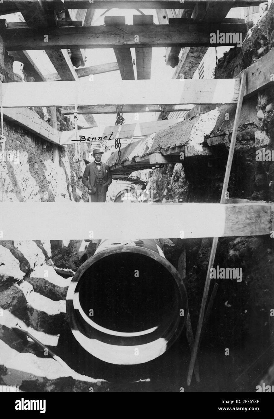 Schließung von Gasleitungen aus Värtan, Stockholm, wahrscheinlich 1898-1899. Gustav Adolf Platz. Die Telefonkabeltrommeln sind in Ketten aufgehängt. Stockfoto