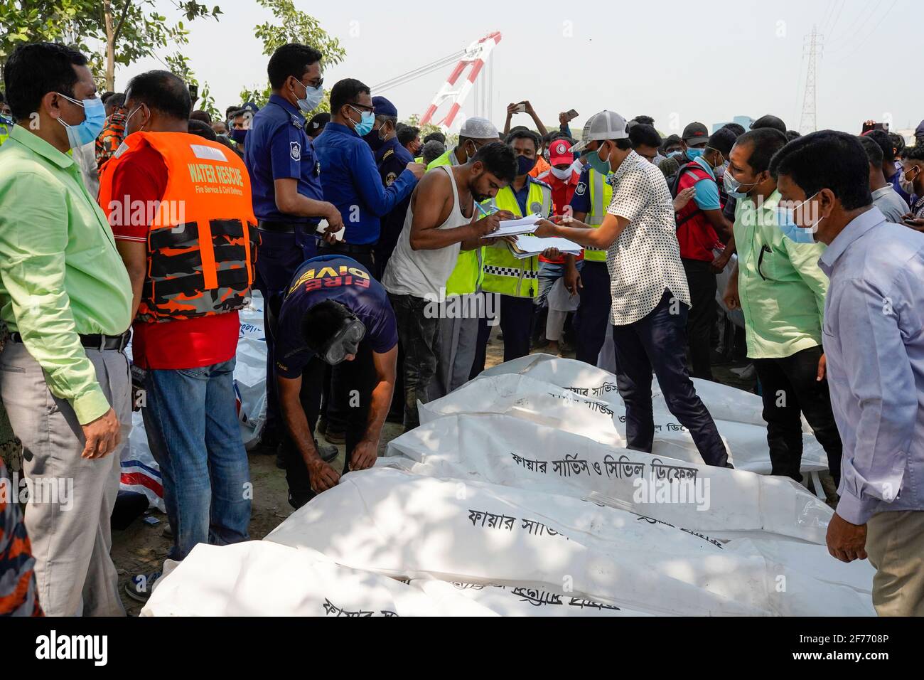 Verwandte und Zuschauer versammeln sich um die Leichen, nachdem sie von dem gekenppten Start im Fluss Shitalakshya in Narayanganj erholt wurden. Die Zahl der Todesopfer durch die Abschusskippe im Fluss Shitalakkhya am Sonntag ist auf 26 gestiegen, nachdem ein Rettungsschiff den Abschuss aus dem Wasser gezogen hat. Am Sonntag gegen 19 Uhr sank das Passagierschiff ml Sabit Al Hasan nach einer Kollision mit dem Frachtschiff SKL-3 an der Mündung des Syedpur Koyla Ghat am Fluss Shitalakkhya in Narayanganj. (Foto von Sultan Mahmud Mukut/SOPA Image/Sipa USA) Stockfoto