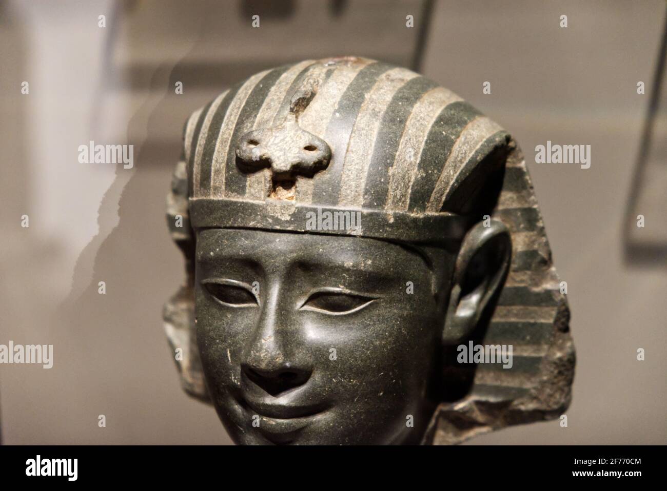 Ägyptisches Museum von Turin, Italien - September 2021: Nahaufnahme eines ägyptischen Kopfes, der in schwarzem Diorit fein geschnitzt ist Stockfoto