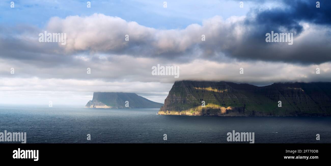 Sommerinseln im Atlantischen Ozean von Kalsoy Insel, Färöer Inseln, Dänemark. Landschaftsfotografie Stockfoto