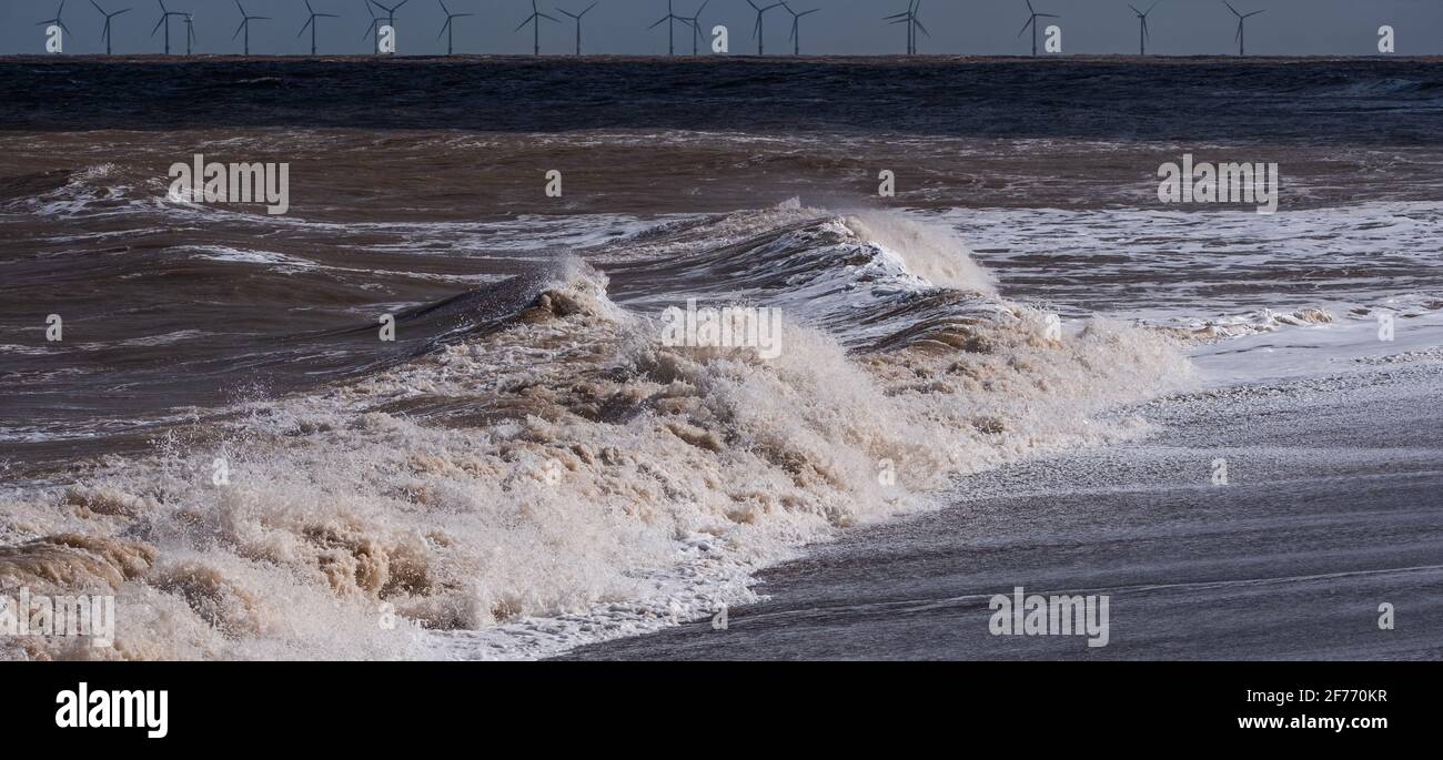Mächtige Wellen der Nordsee treffen die Strände von Die Küste von Lincolnshire zeigt die rohe Kraft des Meeres Und das Leben, das von den Stadtmenschen gesucht wird Stockfoto