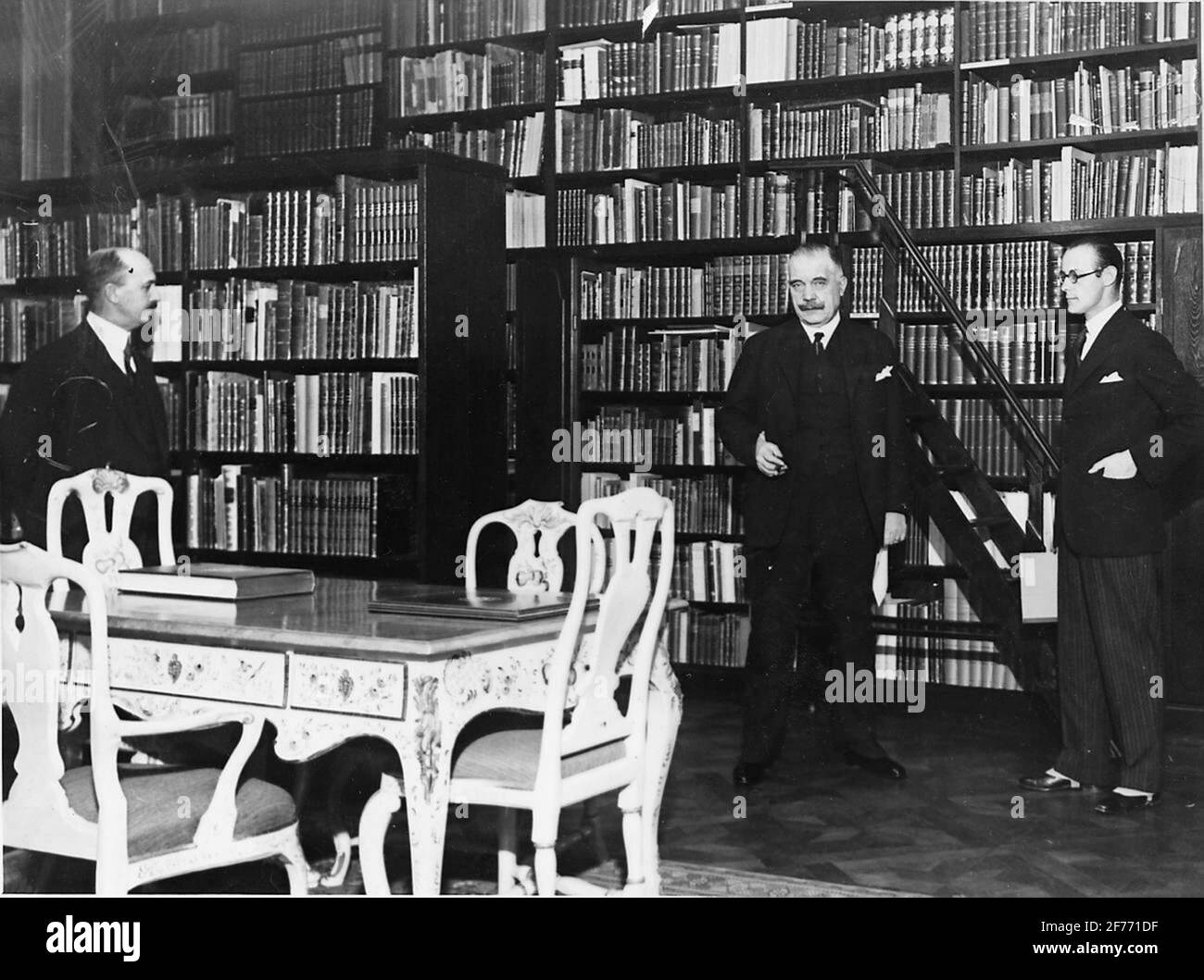 Sjögrens Bibliothek an der Ingenieurakademie. Von v. Major Ernst Bredgren, kaufmännischer Axel. F. Enström und Intendent Torsten Althin. Stockfoto
