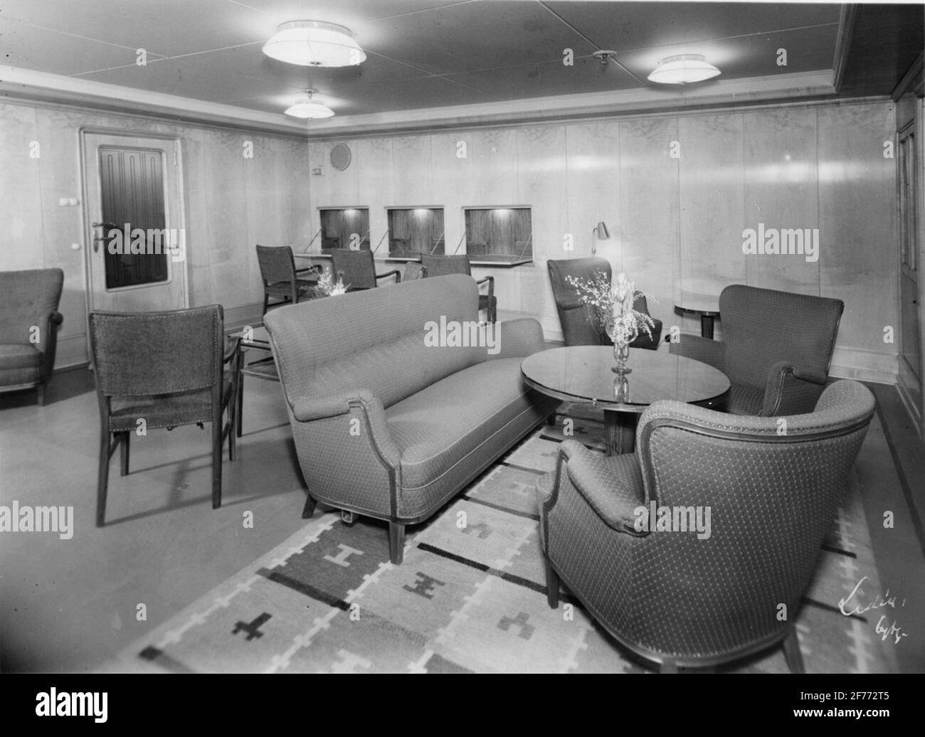 Touristenklasse Schreiben an Bord M / S 611 Stockholm bei Swedish America Linien. Die Einrichtung wurde von den Götaverken ausgeführt. Panel: Sykovers. Dach: Weiß lackiert. Vorhänge: Grün-braun-gelb-gestreift. Möbelbezüge: Hellgrün und braun. Teppich: Rot-gelb kariert. Stockfoto