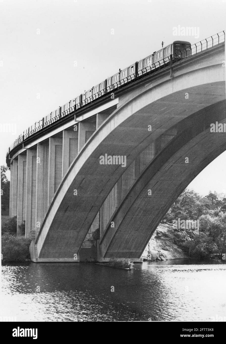 Die U-Bahn in Stockholm, bei Tranebergsbron. Stockfoto