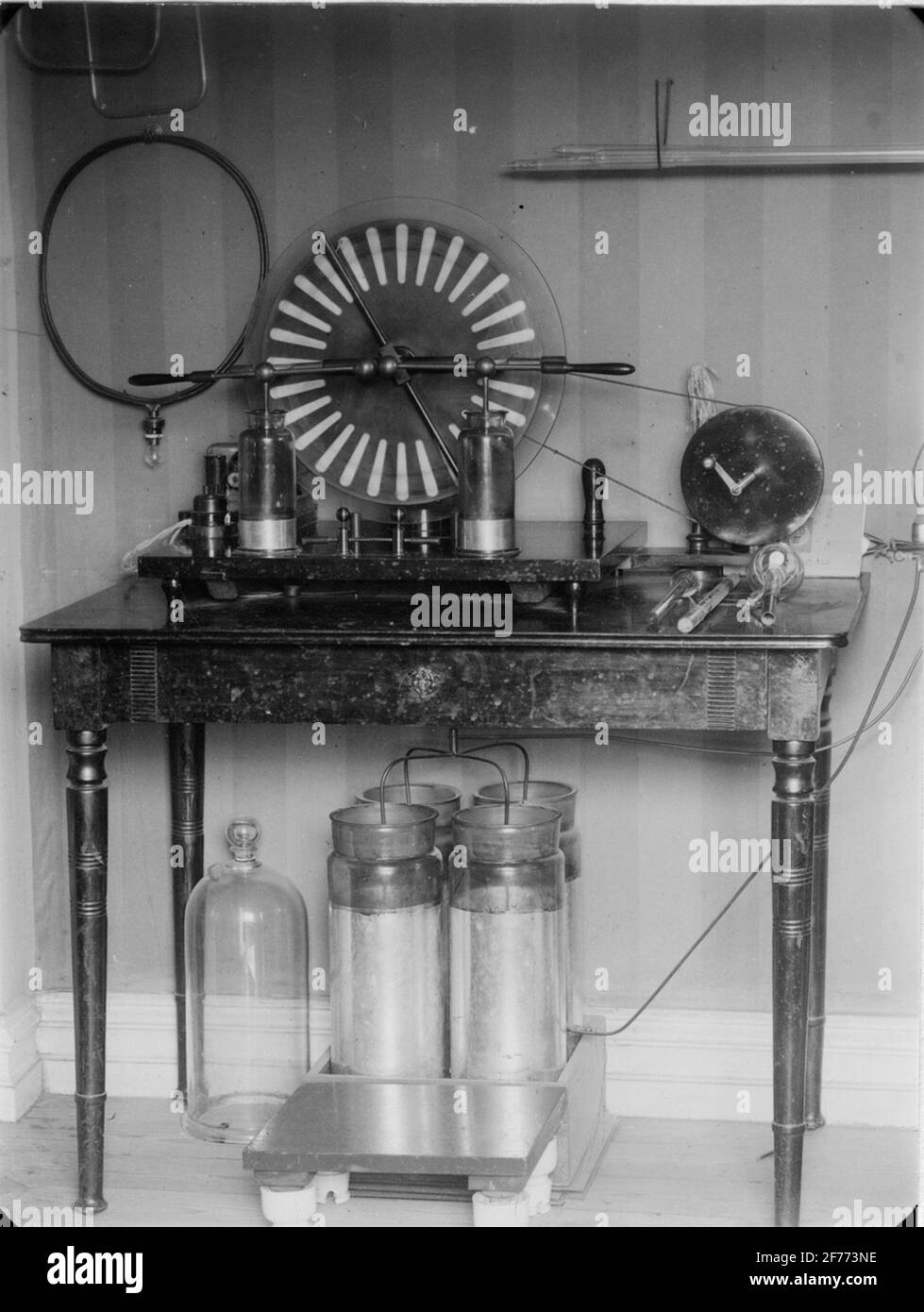 Oscar Larssons Sammlung physischer Geräte, ein Vorläufer des beliebten Sparkle Institute Urania bei Narvavägen 31 in Stockholm. Apparatur zur Demonstration statischer Elektrizität. Stockfoto